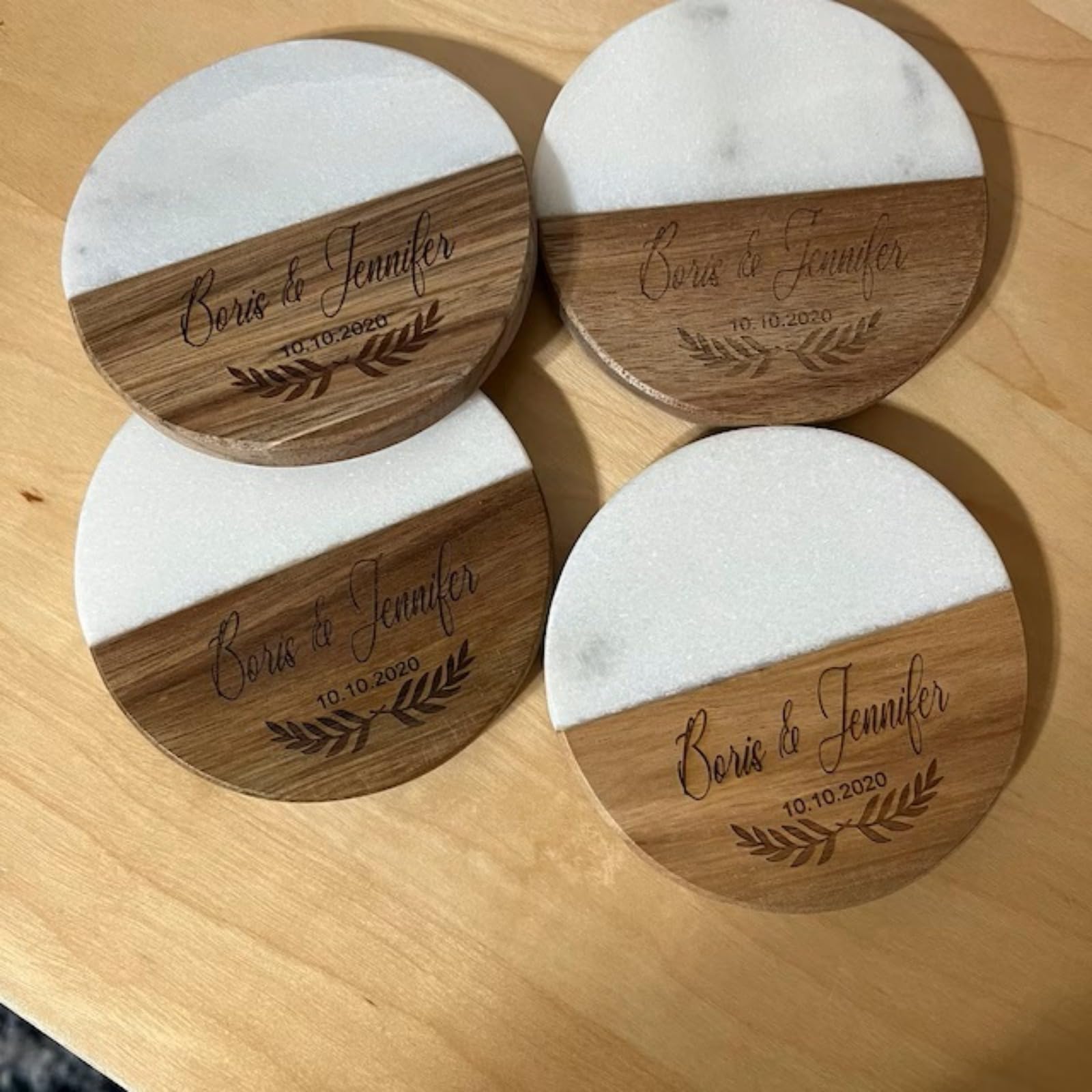 Posavasos personalizados de madera de mármol con nombre grabado, tazas de café, posavasos de té para familia, pareja, despedida de soltera, regalos de inauguración de la casa (8 piezas)