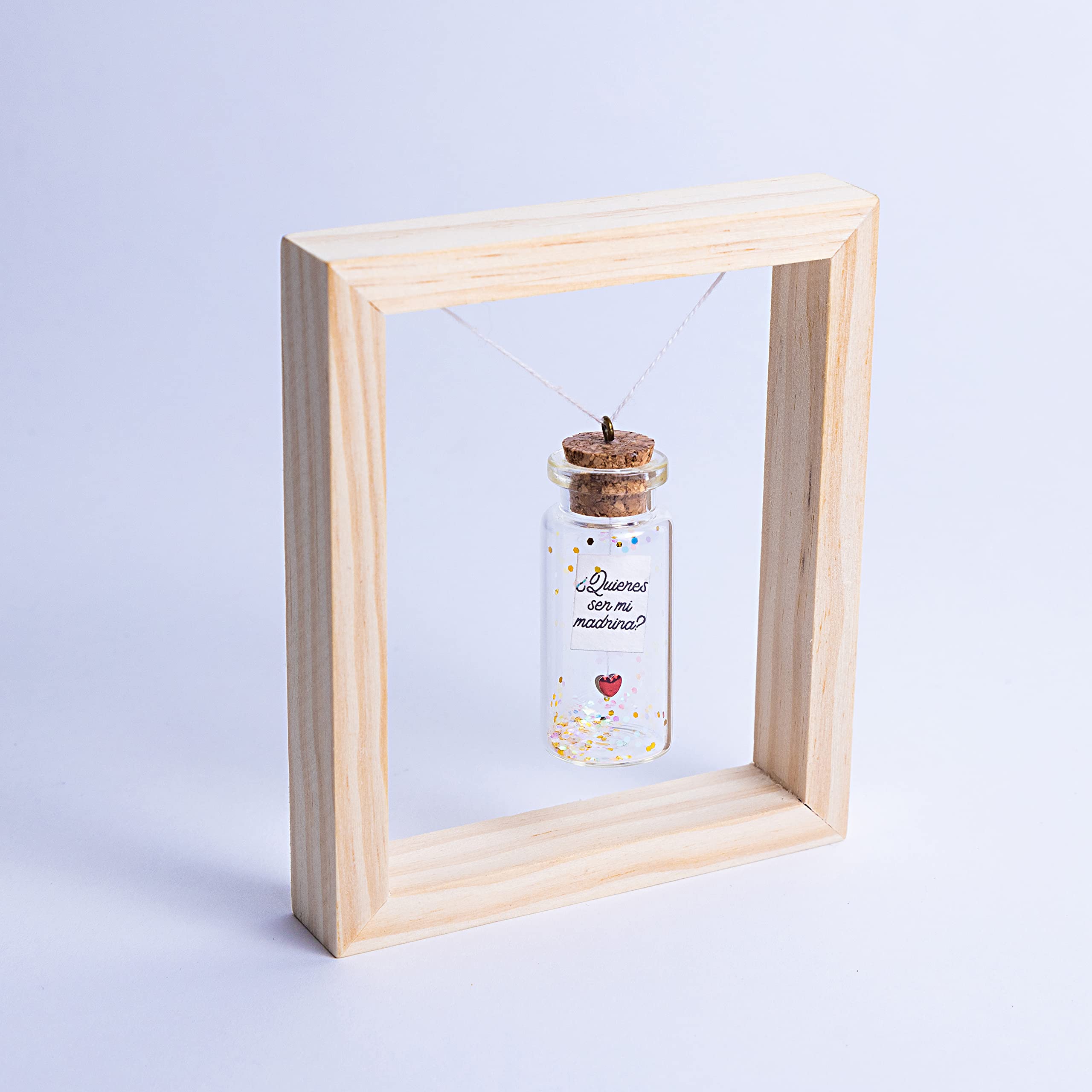 Botella ¿Quieres ser mi madrina? colgada de un marco de madera