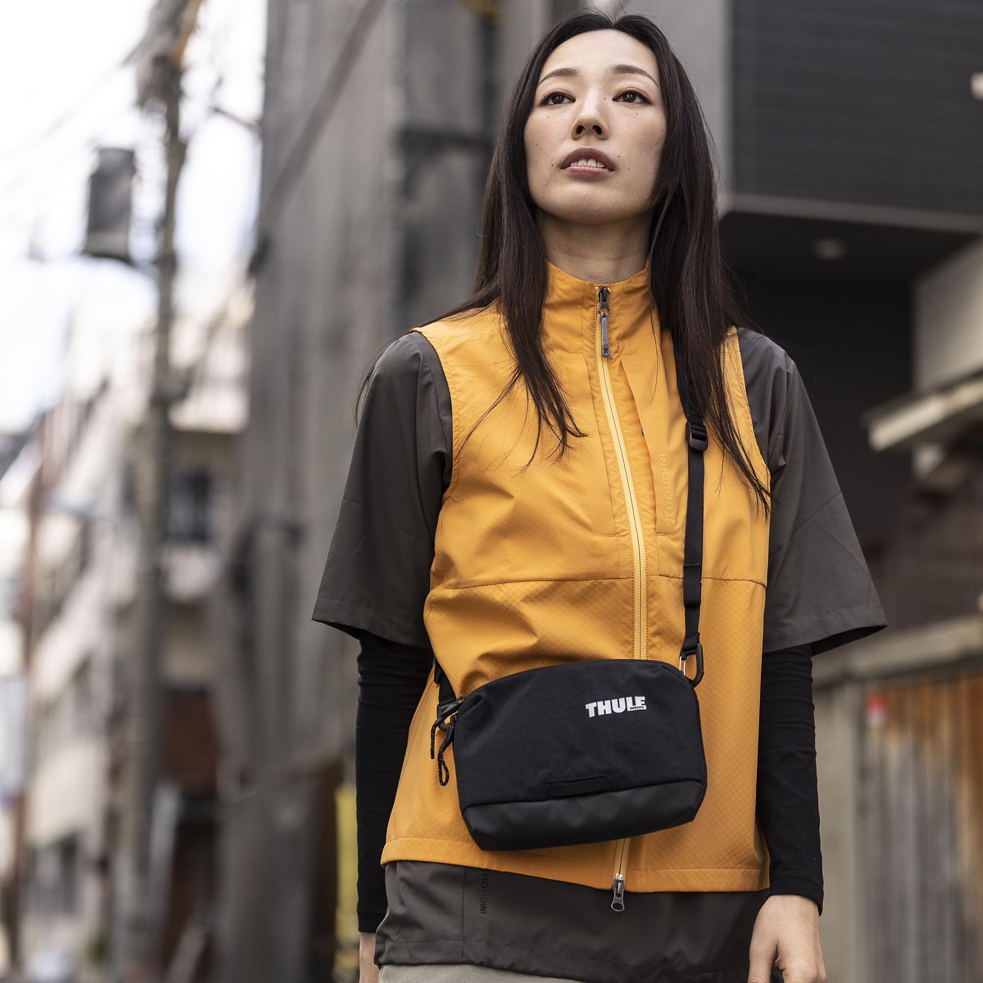 Amazon.com: Thule Paramount Crossbody 2L - Crossbody for