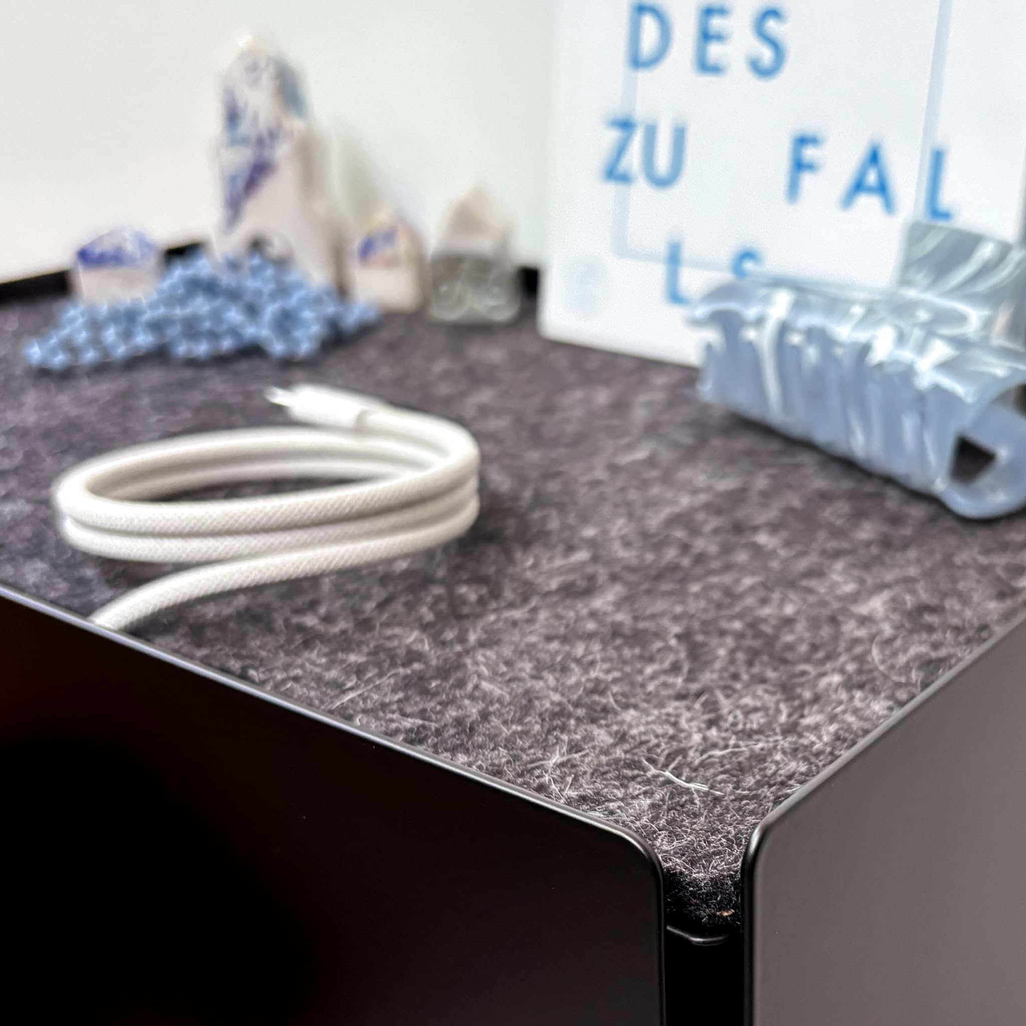 Charge-Box Design Ladestation, Schwarz/Filz Granit | Kabelmanagement-System, Filz- oder Korkauflage, Wandmontierbar, Pulverbeschichteter Stahl, made in Germany