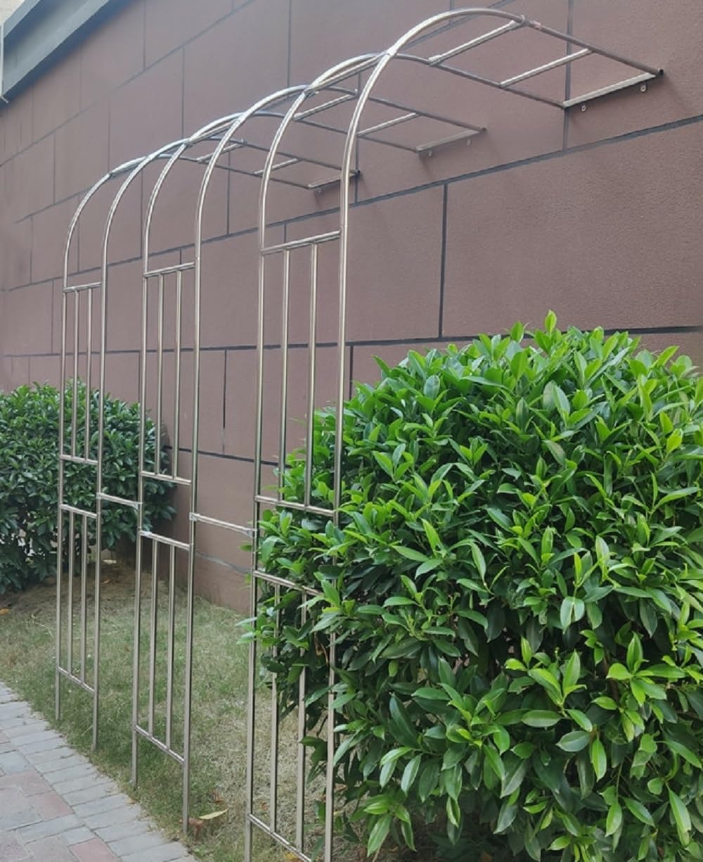 Ten metalowy łuk ogrodowy do roślin pnących, odporny na warunki atmosferyczne, z pergolą o średnim łuku, idealny do dekoracji ślubnych na zewnątrz (120 x 240 cm).