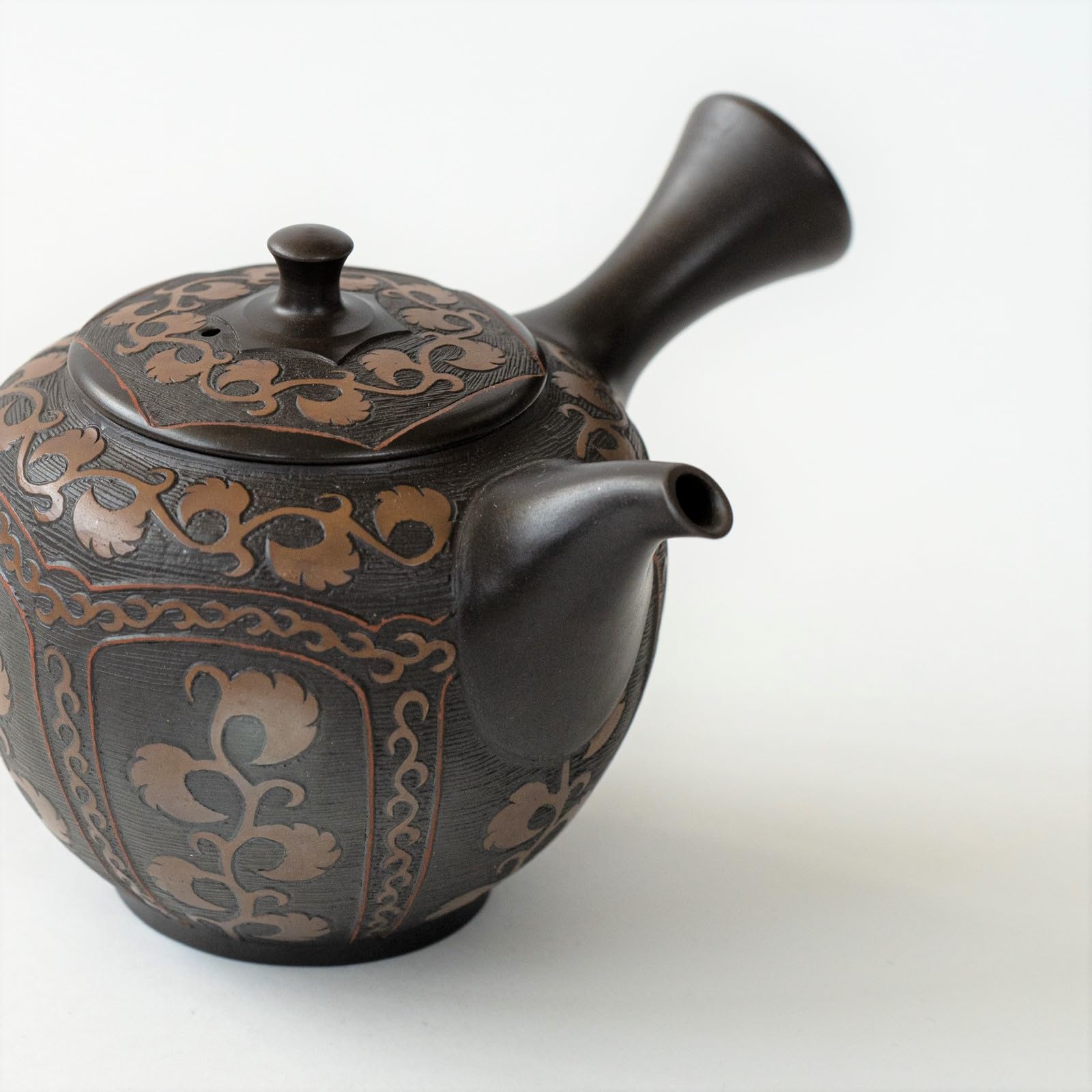 Amazon｜常滑焼 「 舜園 Shunen 」 黒泥 急須 丸型 唐草総彫 茶注 容量