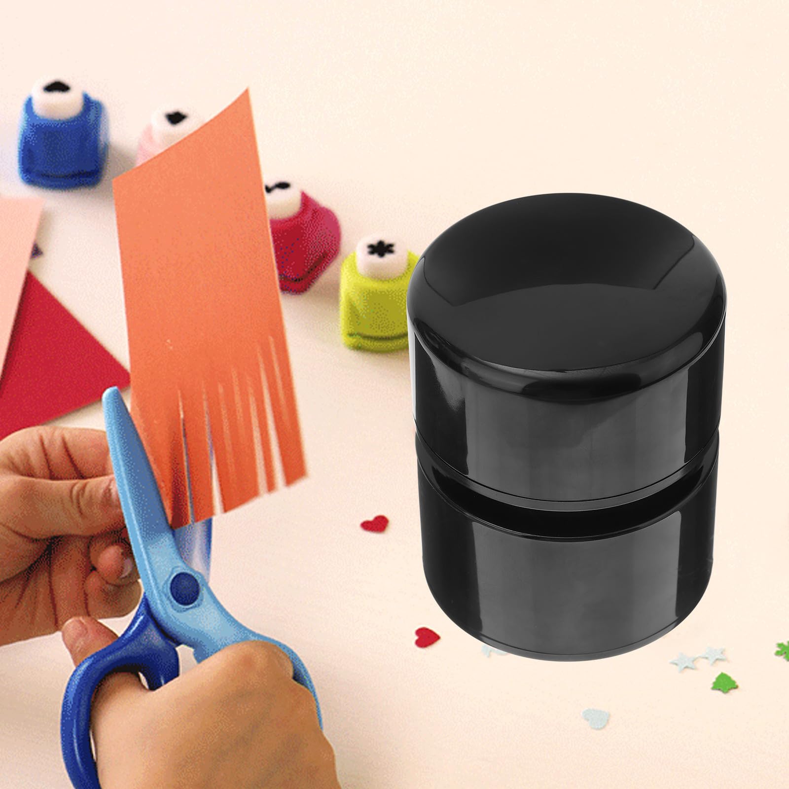 Outanaya Mini Aspiradora Portátil de Escritorio USB Negra, Limpiador de Polvo Rápido y Fácil de Limpiar, Diseño Compacto de Plástico para Hogar y Asiento de Coche