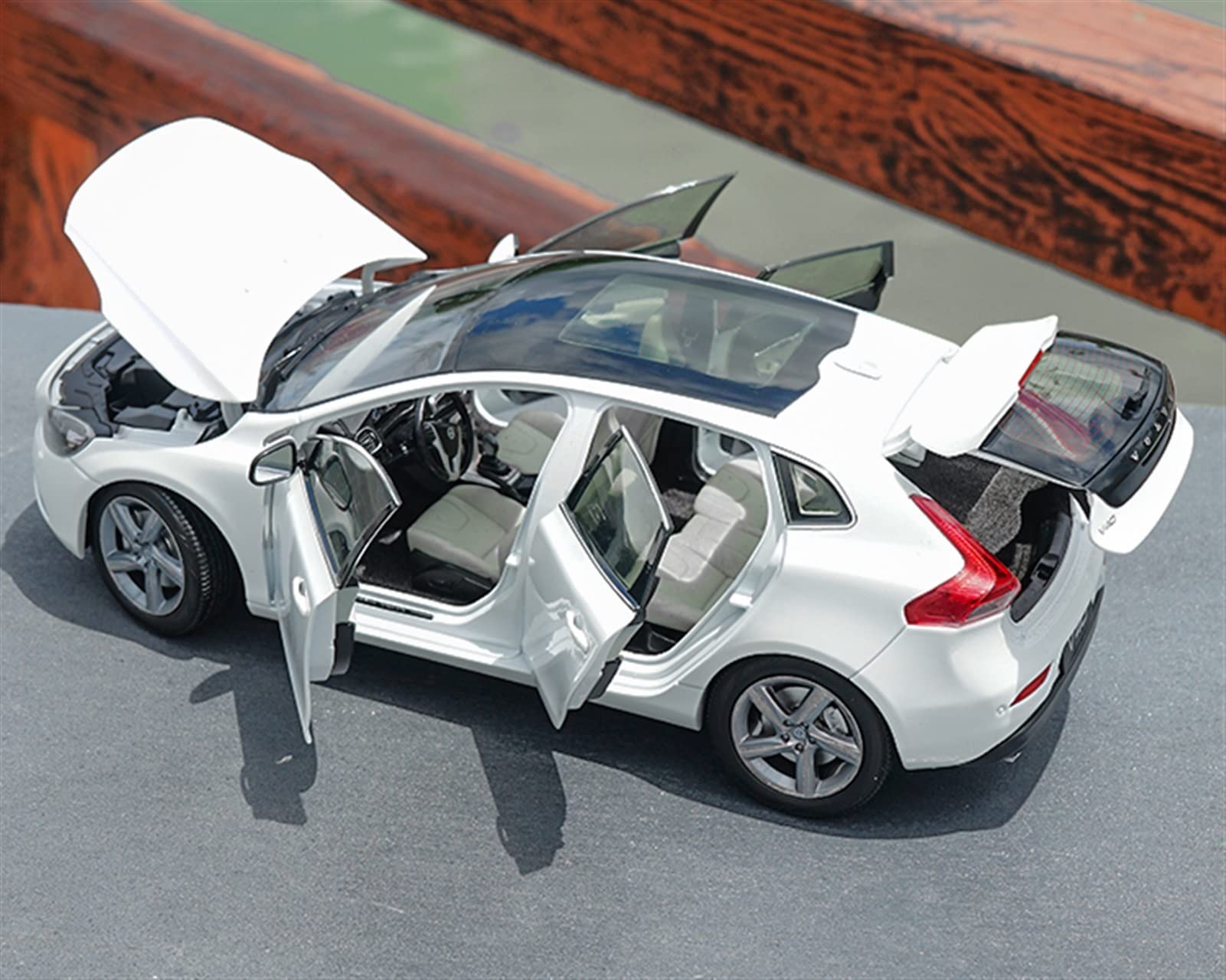 Amazon.co.jp: Volvo V40 2016SUV1:18合金車ミニチュア