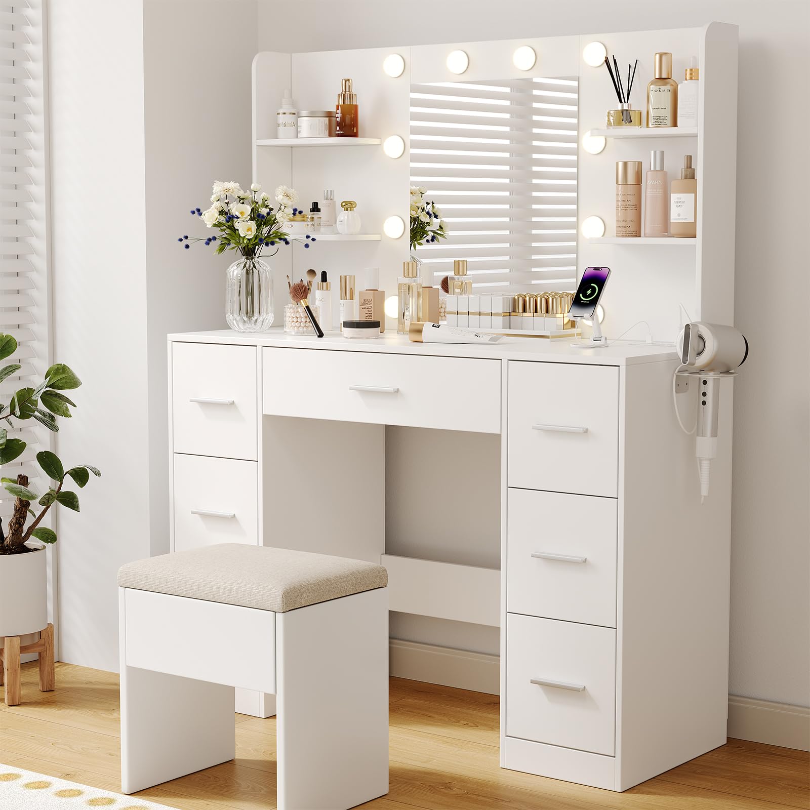 Devoko Toeletta Trucco con Luci e Prese,Postazione Trucco con Specchio e Sgabello,Tavolo da Trucco con 7 Cassetti, 4 Ripiani Aperti,Camera da letto,Moderno (Set Bianco)