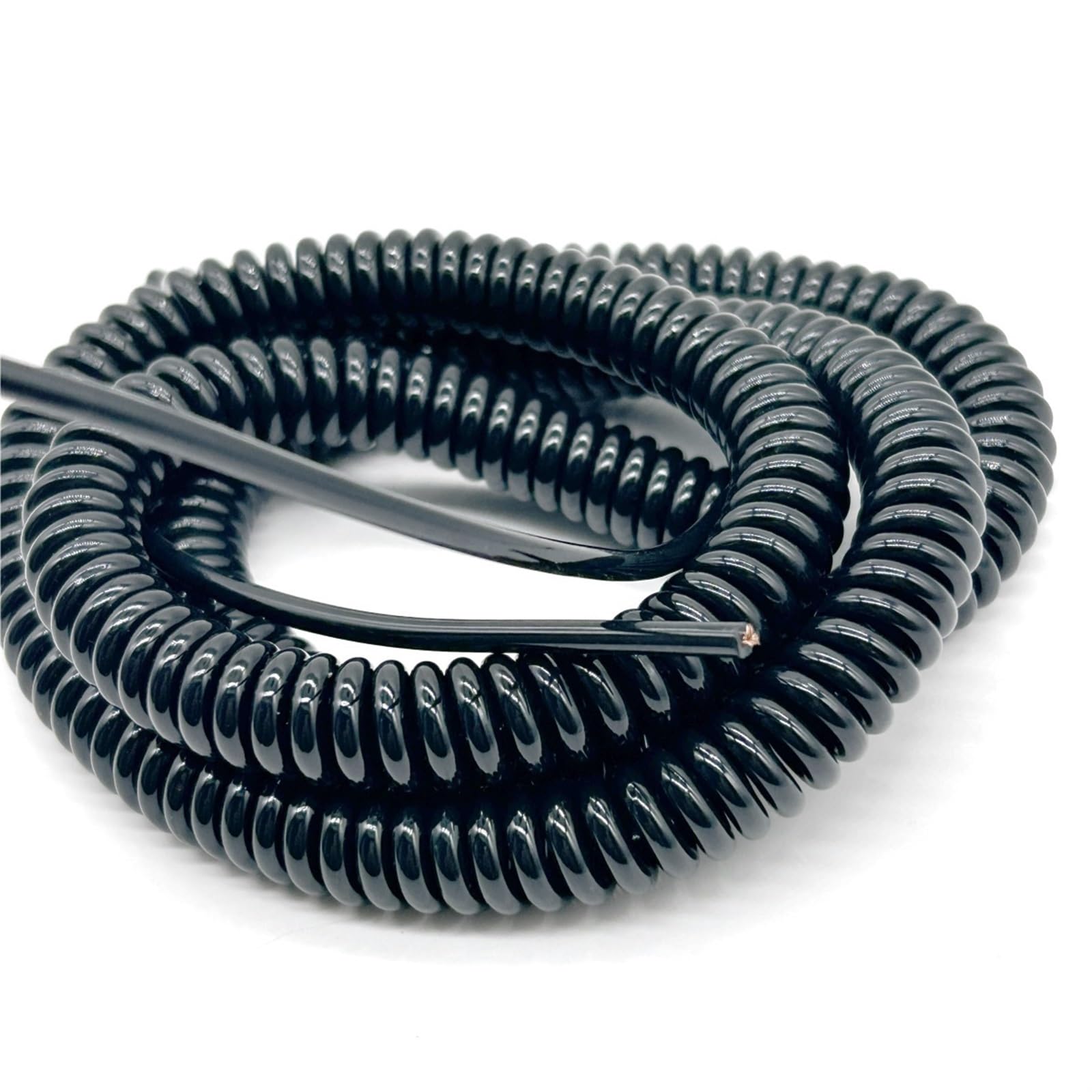 Cable multiconductor espiral para optimizar el espacio en mesas de trabajo y proyectos