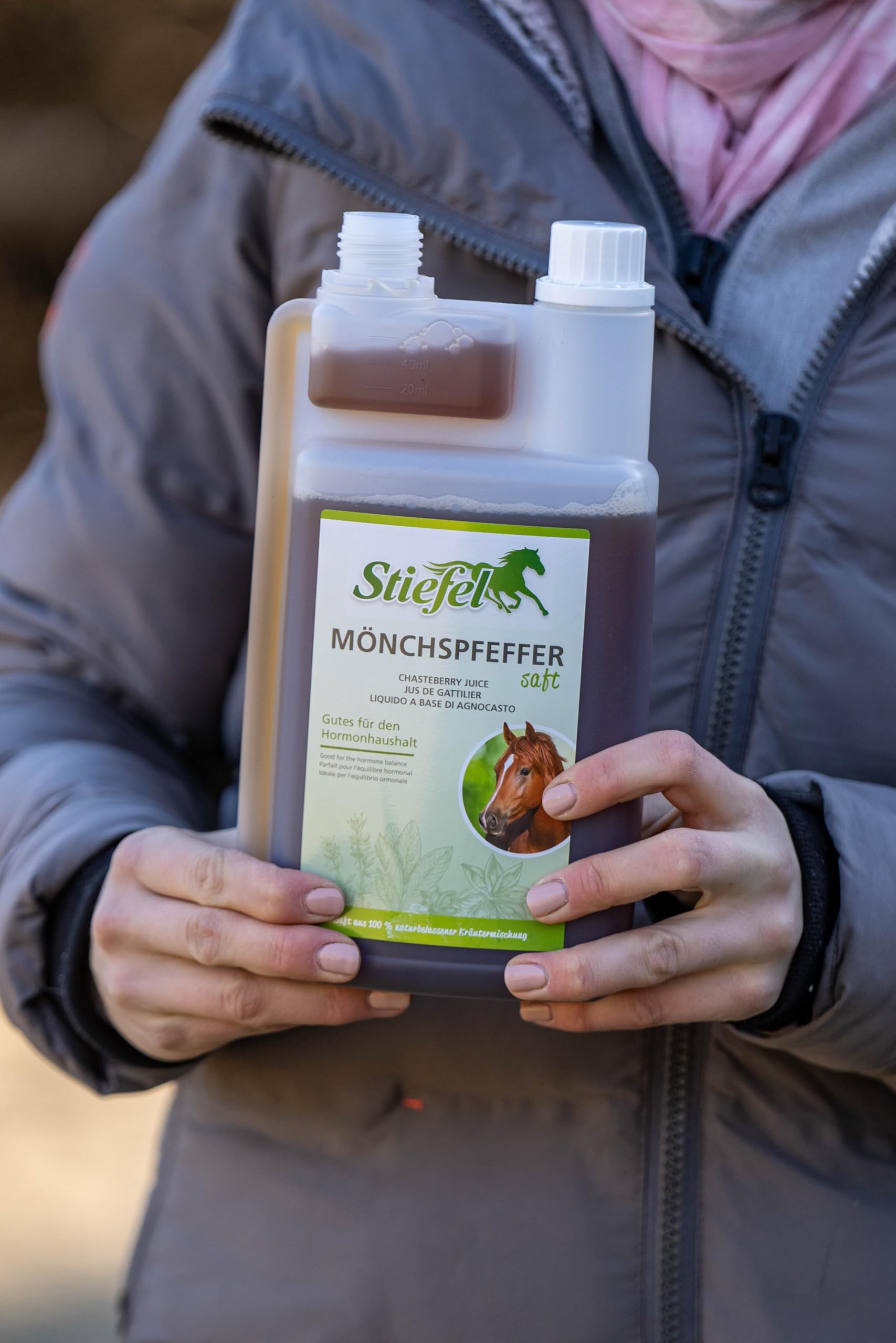 Stiefel Jus de poivre moine pour chevaux à partir d'un mélange d'herbes 100 % naturel, pour un soutien nutritionnel dans des phases particulières de la vie, flacon doseur 1 l