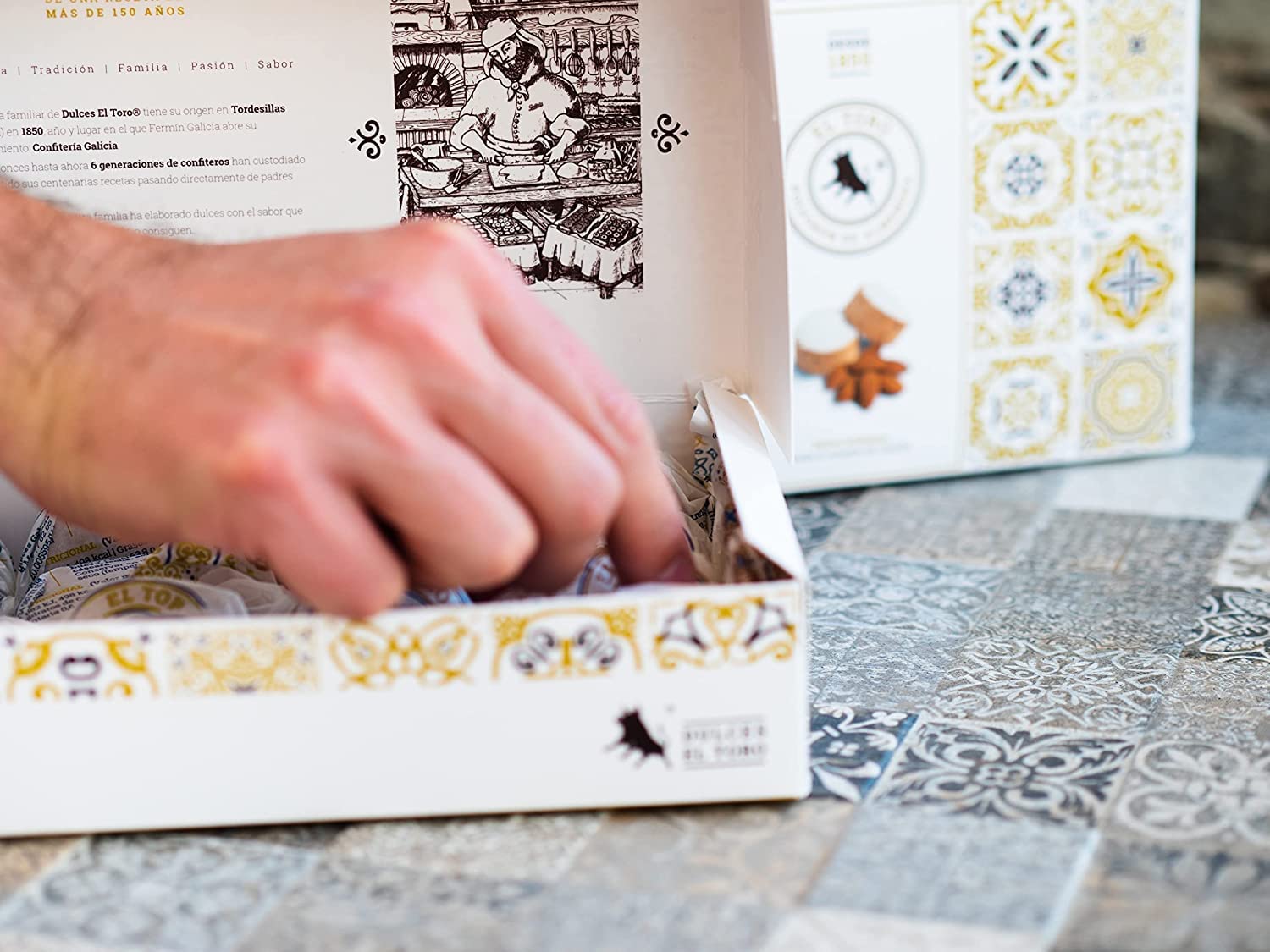 El Toro - Estuche de 350 gramos Polvorones el Toro almendras - Valladolid (Tordesillas) - Elaborados con almendras - Producto artesanal - dulces Navidad - receta tradicional