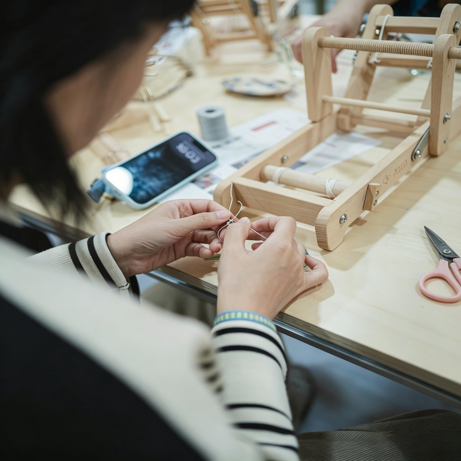 Kit Telaio Per Tessitura In Legno. Macchina Per Fascette Da Tavolo Pieghevole Con Navette; Piccoli Strumenti Multiartigianato Per Lavorare A Maglia Arazzi Per Braccialetti, Cinturini O Segnalibri