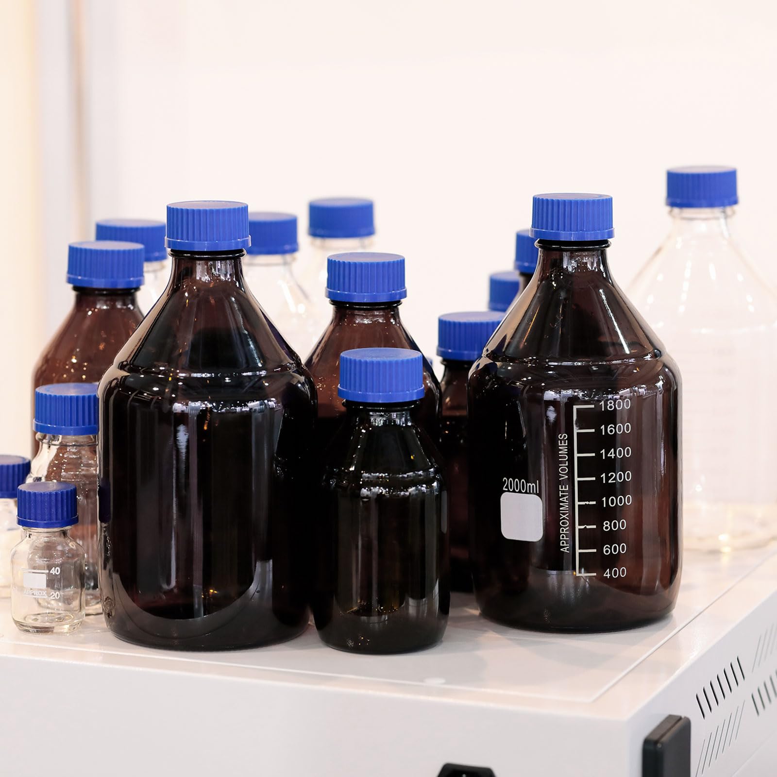 PATIKIL 12 Pack Botellas De Almacenamiento De Medios Reactivos, 500ml Botellas Redondas Graduadas De Vidrio Borosilicato Con Tapa Azul GL32 Para Líquidos Reactivos De Laboratorio.