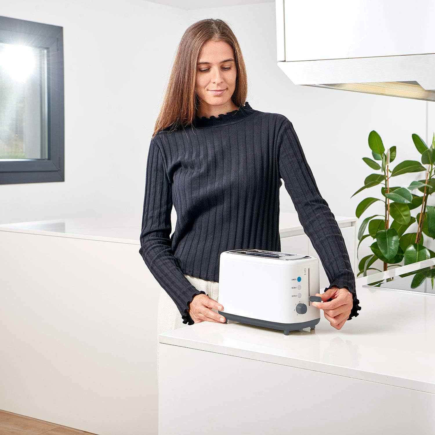 BLACK+DECKER BXTO820E - Tostapane 820W. 2 slot larghi. 7 livelli di tostatura. Sistema di autocentraggio. Funzioni: Annulla, Riscalda e Scongela. Vassoio raccoglibriciole. Piedini antiscivolo. Bianco Fette 2 2 fette extra lunghe - Immagine 5