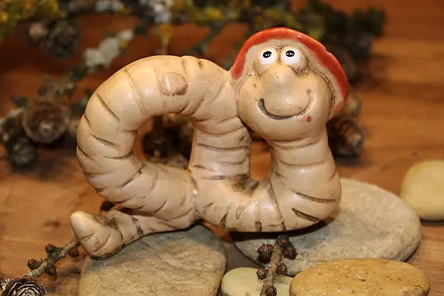 Großer Keramik-Wurm mit Hut - Dekofigur von Hjorth Keramik, 11x8 cm