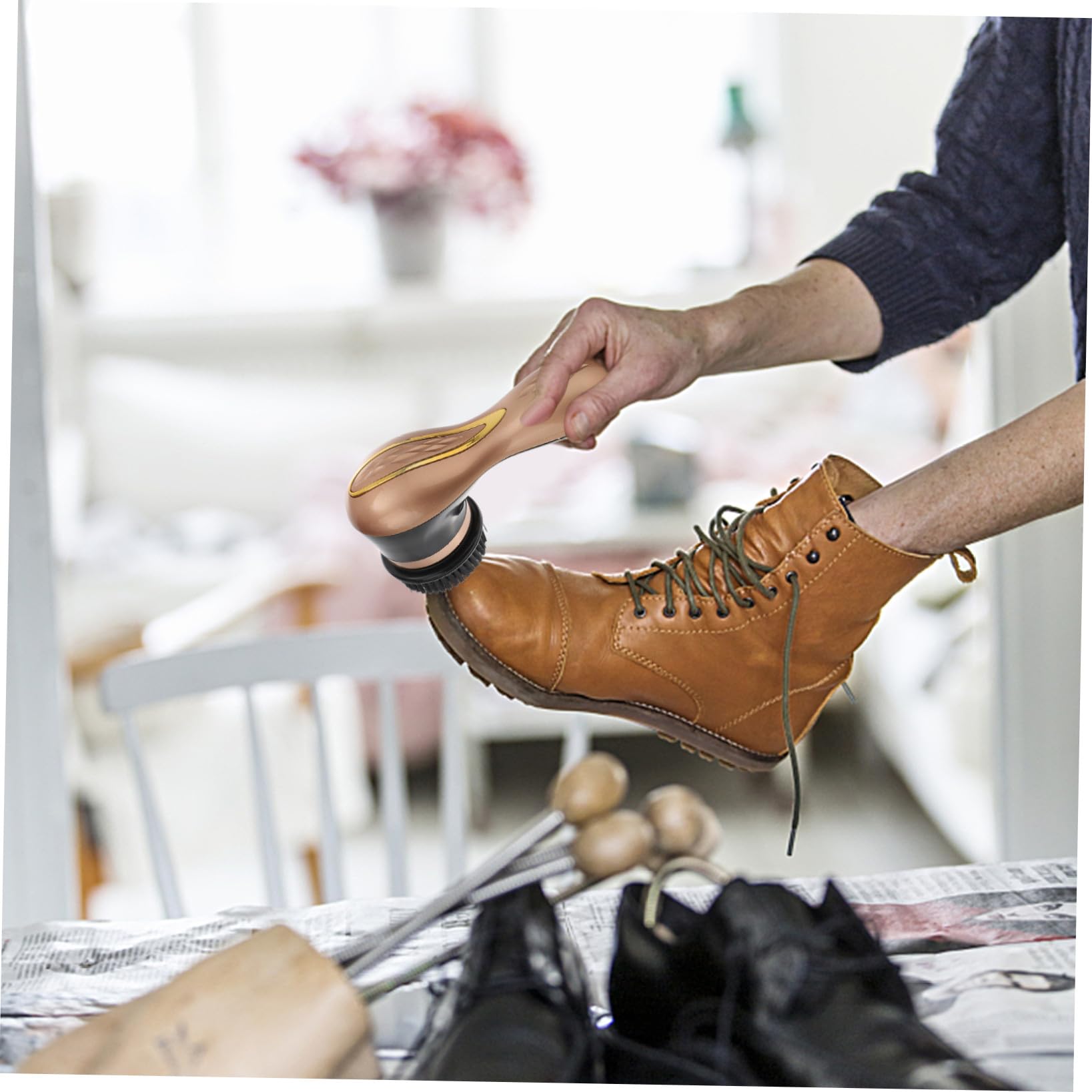 BESPORTBLE Cireuse À Chaussures Électrique avec 7 Brosses Interchangeables Kit Entretien Chaussures Cuir Canapés Sacs Nettoyage Rapide Portable