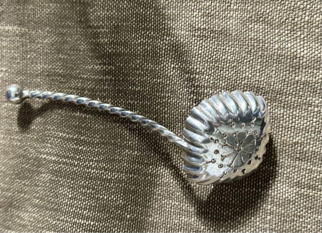 英国銀器大振りのシフタースプーンエリザベス女王の愛するスコーンと