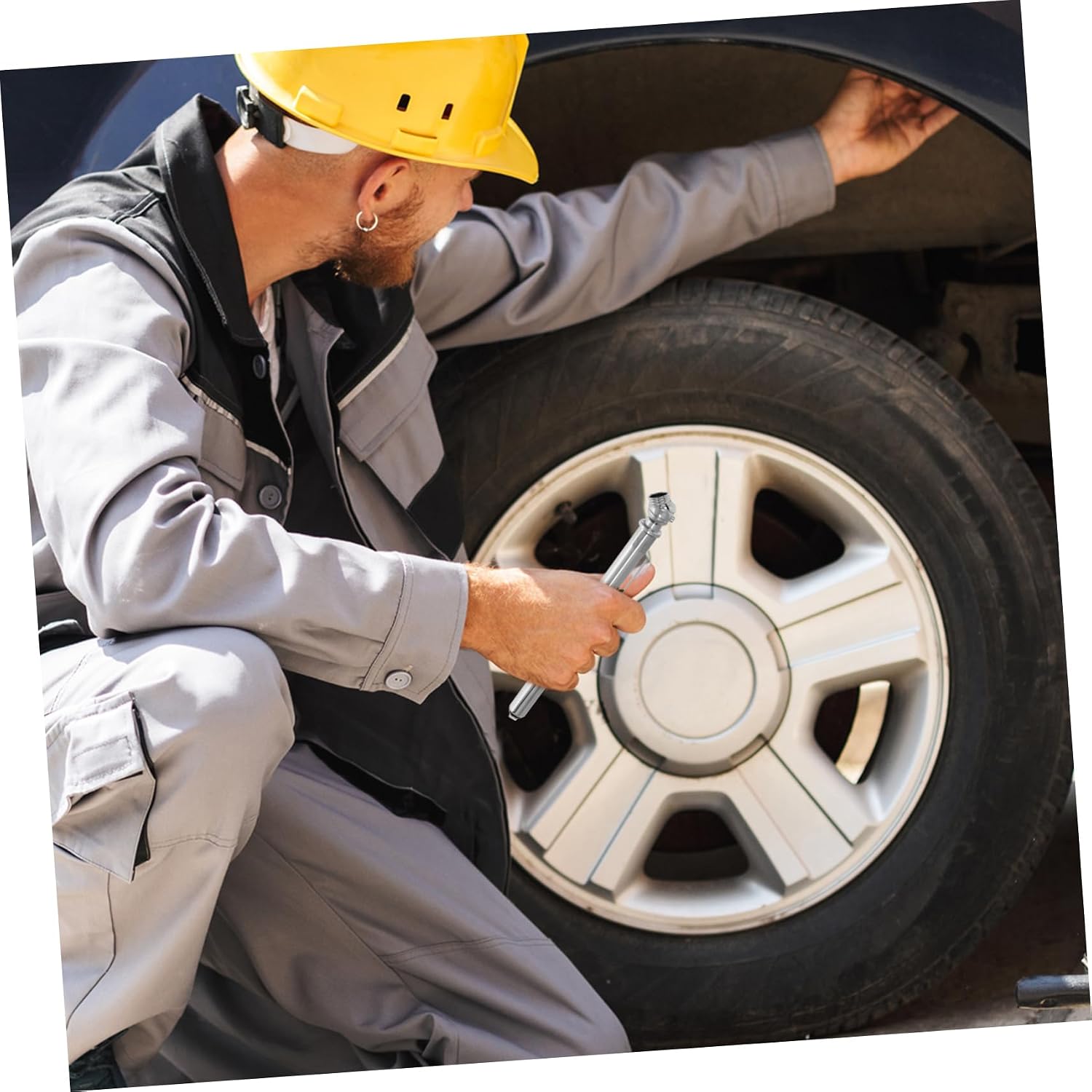 Tire Pressure Gauge Precision Analog Measurement Tool for Trucks and Vehicles Compact Design for Easy Portability Accurate Pressure Readings Build