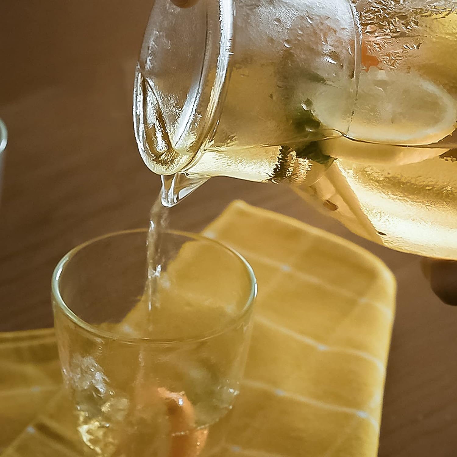 Wasserkaraffe 1,5-l-Wasserkrug, Kaltwasserflasche mit Verbrühschutzgriff, hochtemperaturbeständiger gehämmerter Krug, kalte Teekanne aus Glas für Kaffee/Saft Getränkespender