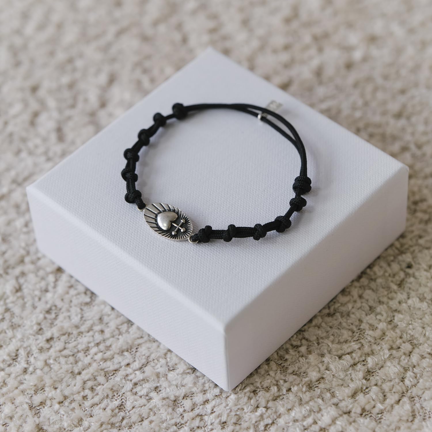 Pulsera Detente del Sagrado Corazón de Jesús en Plata de Ley 925 | Cordón Negro Ajustable Unisex | Joya Religiosa de Protección Hecha a Mano en España | Regalo de Fe y Devoción