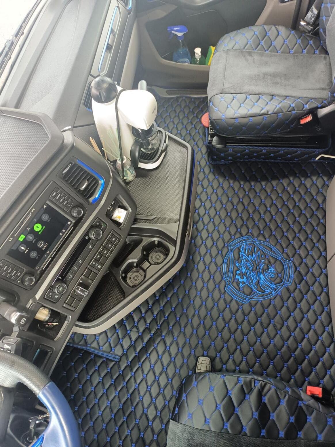 Tapis De Cabine Sur Mesure Pour Scania R (2018+) | Ensemble 4 Pièces Avec Motif Aigle, épaisseur 10mm