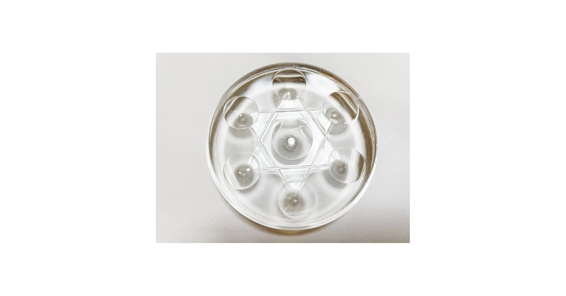 六芒星の台座と水晶 六芒星の台座と水晶