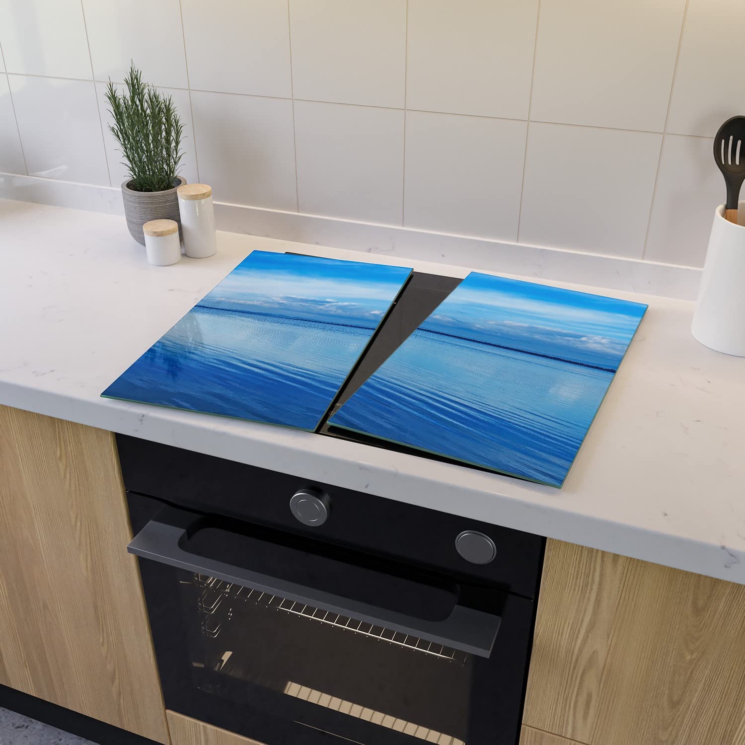 Wallario Herdabdeckplatte/Spritzschutz aus Glas, 2-teilig, 60x52cm mit 8mm hohen Füßen, für Ceran- und Induktionsherde, Blaue Meeresbucht in Italien mit Spiegelung im Wasser