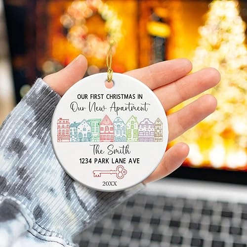 Vista 84 de Adorno de cerámica personalizado para la primera Navidad en nuestro nuevo hogar 2025, regalo de recuerdo de casa para parejas de recién casados