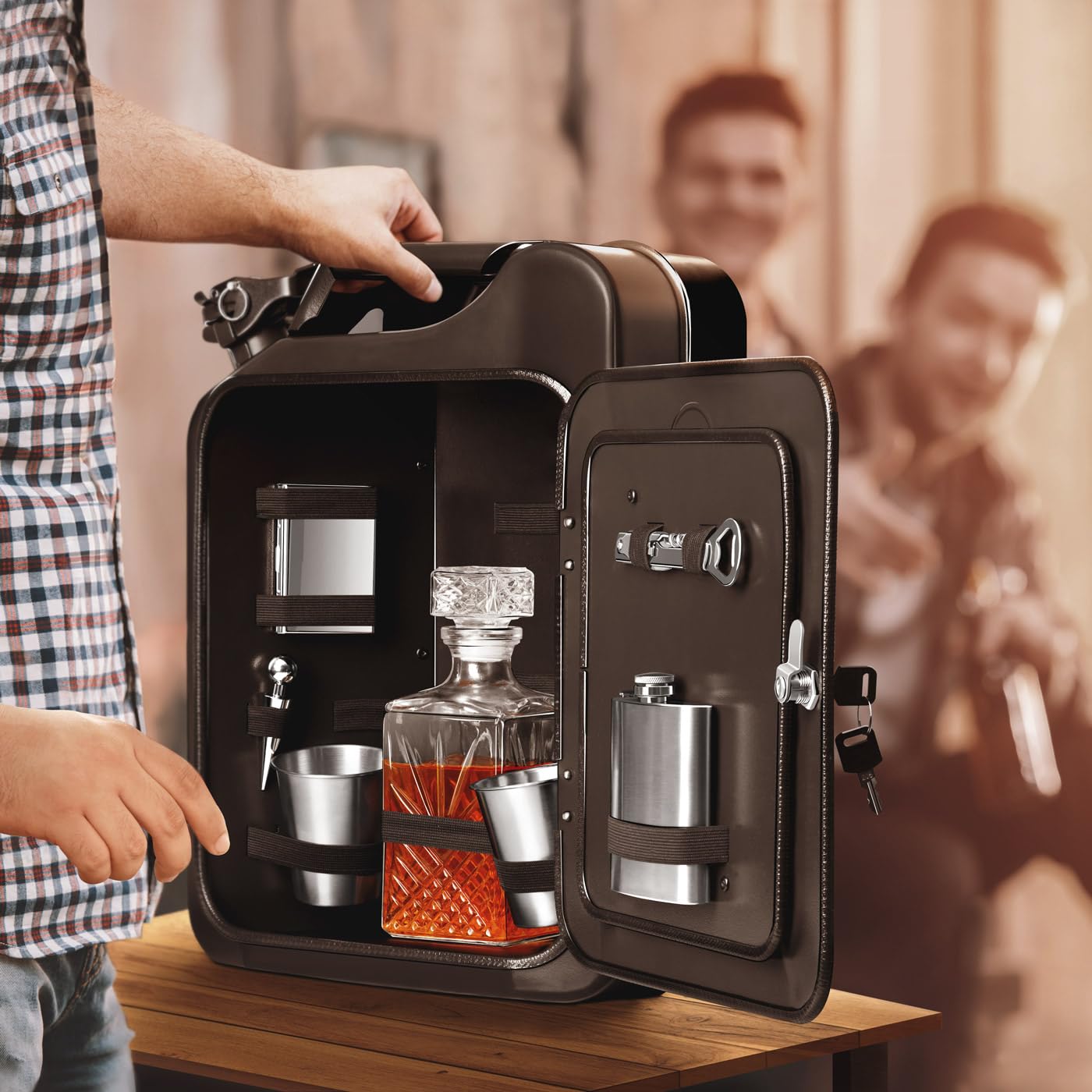Maverton Tanica Mini Bar Nero 20L - Regalo Uomo Compleanno Personalizzato - Targhetta con Dedica Incisa - Mobile Bar con Accessori Regali Uomo - Dimensioni 36cmx47cmx18cm