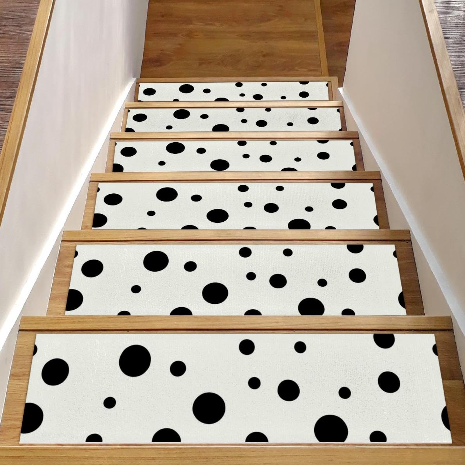 Peldaños de escalera de lunares para evitar caídas en escaleras de madera de casa