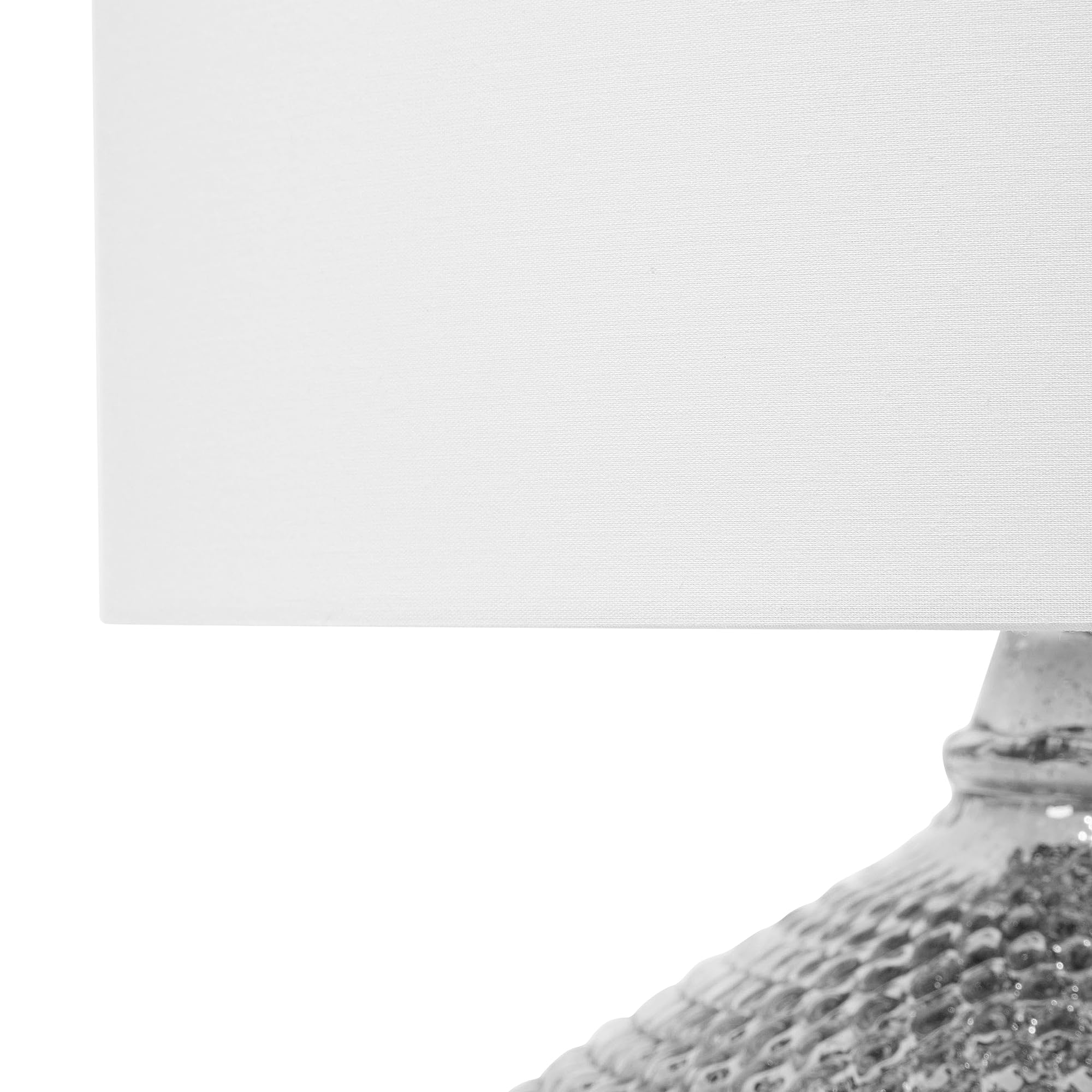 Beliani Lámpara de mesa plateada con pantalla blanca 55 cm base de vidrio de brillo intenso estilo glamour Madon