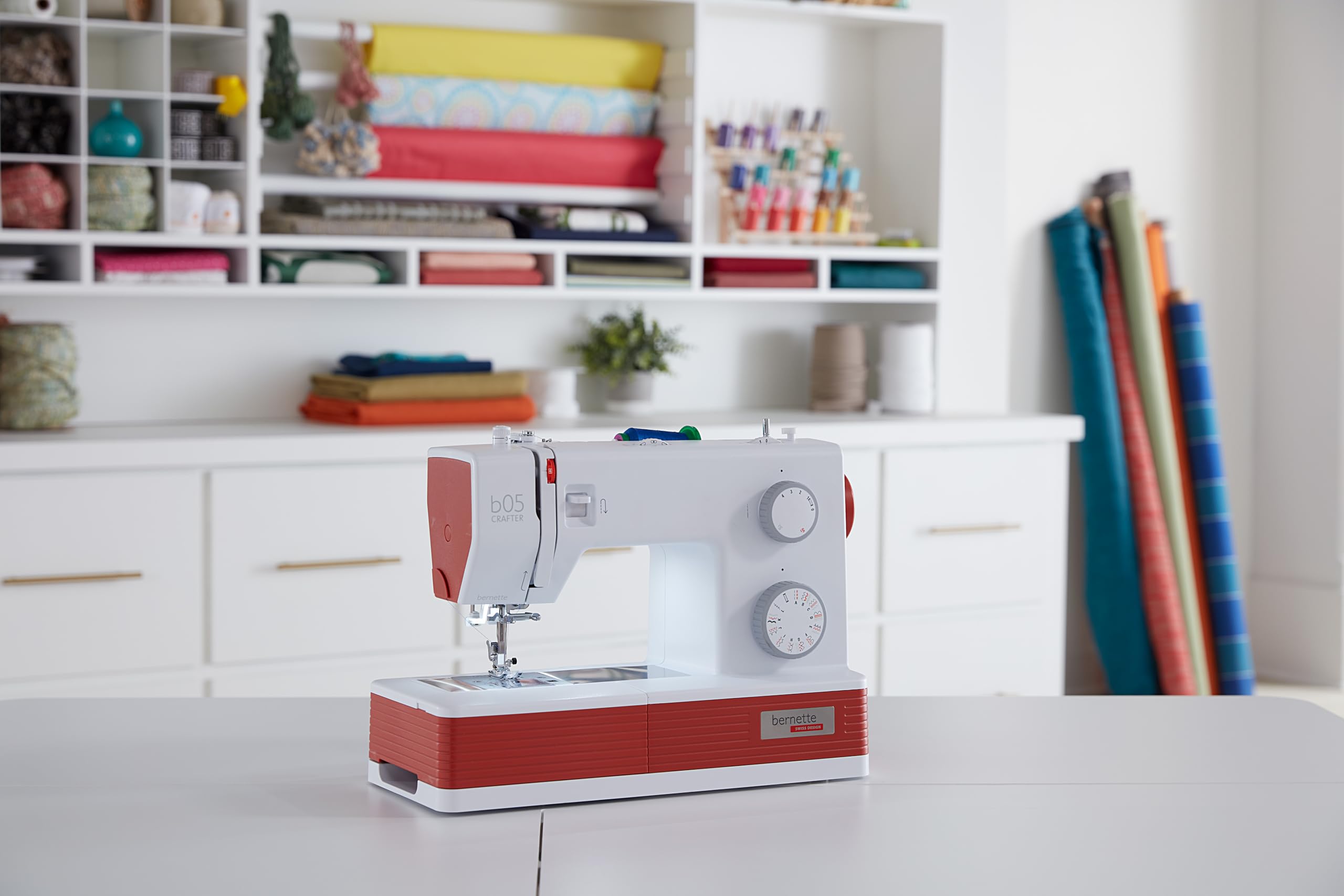 Bernette B05 Crafter Máquina de coser portátil | 30 puntos, 6 pies prensados, luz LED | Acolchado y bordado robustos | Punto ajustable | Aguja, enhebrador, uso principiante y