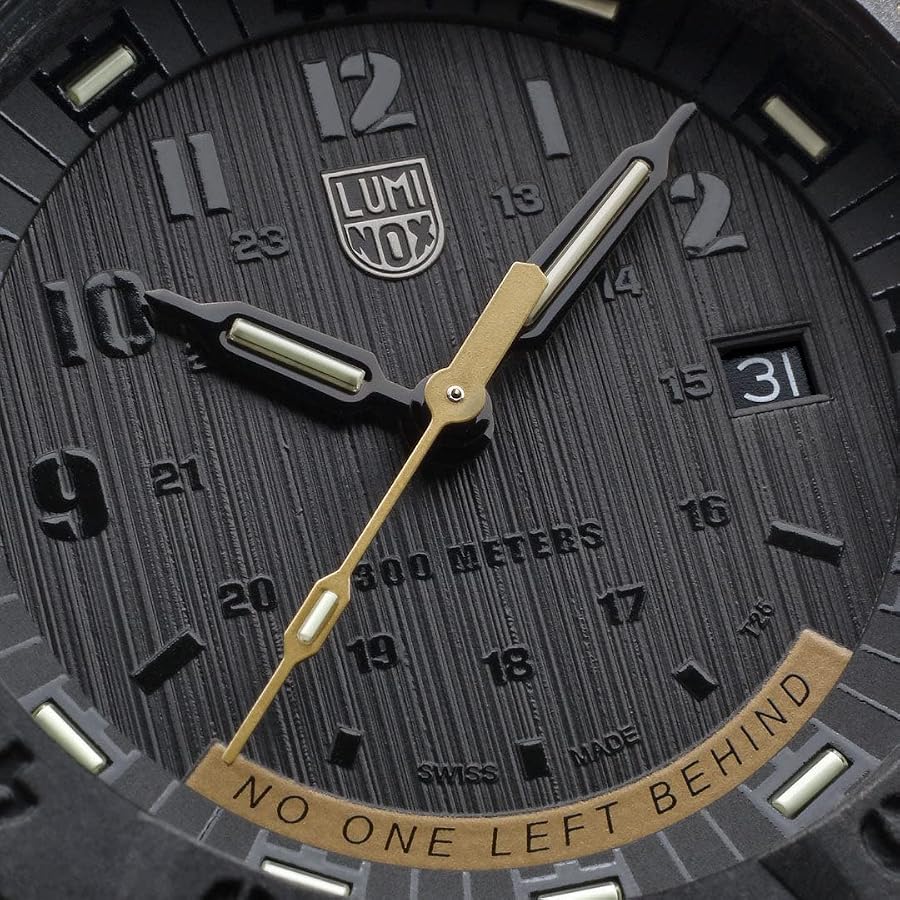 Amazon | Luminox Master Carbon Seal No One Left Behind 限定版
