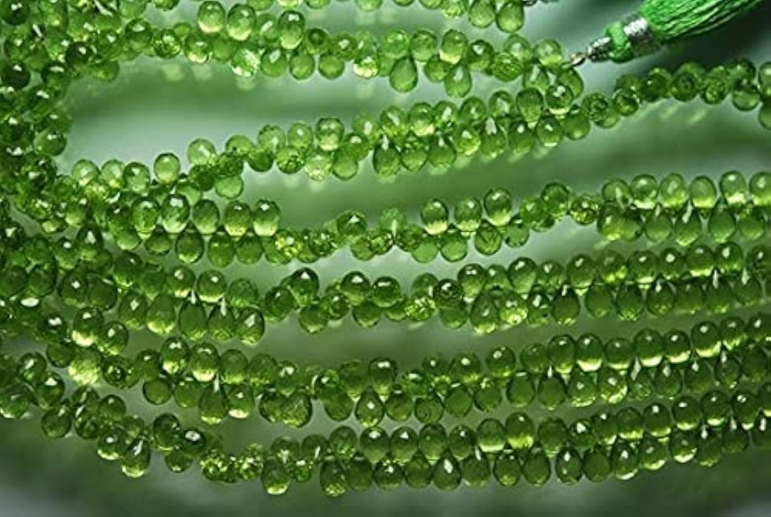 Perles de péridot en gouttes facettées pour illuminer vos tenues d'été