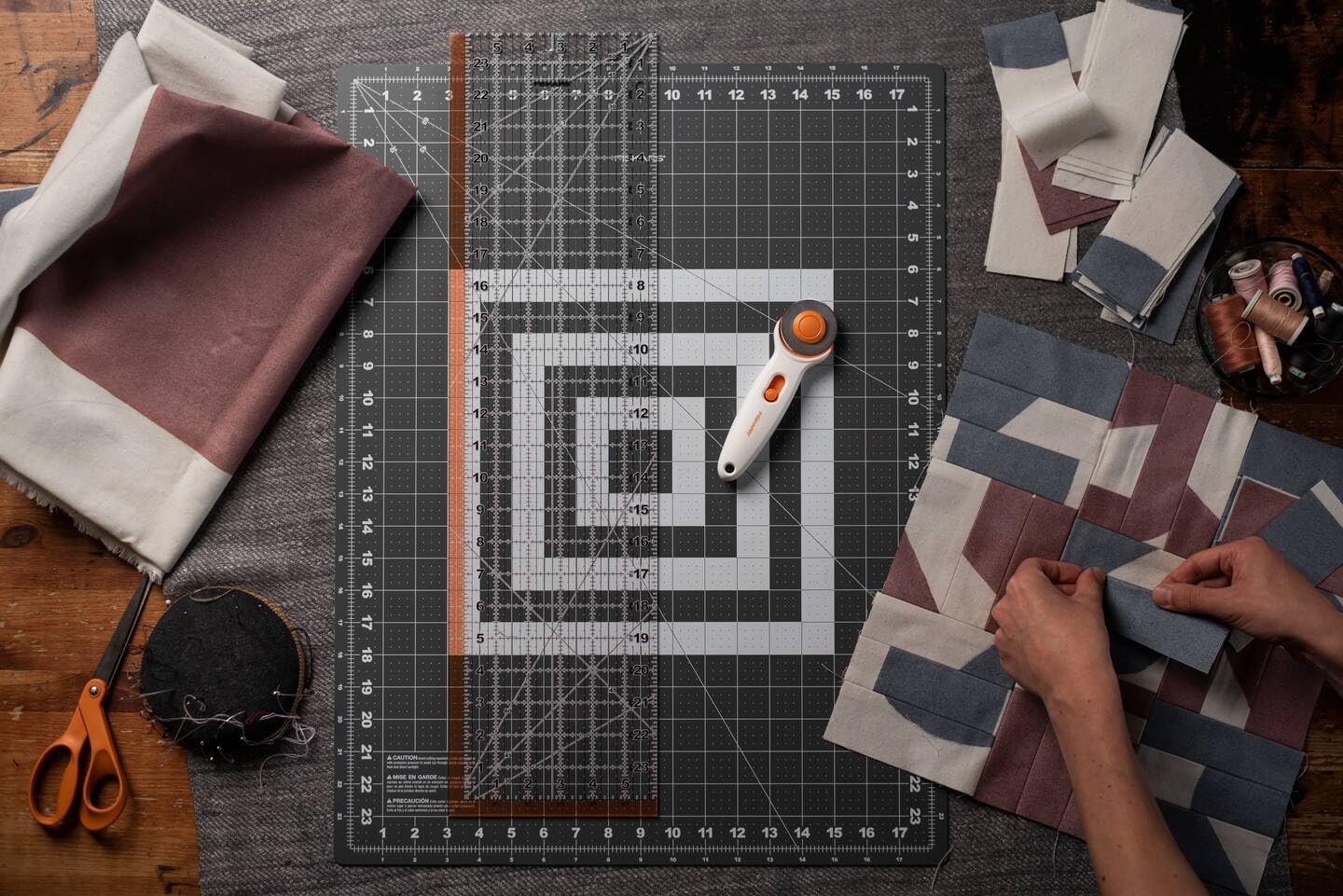 Fiskars Kit de iniciación al patchwork, Cúter rotatorio con hoja de Ø 45 mm, Base de corte A2 autorreparable (45 x 60 cm / 18 x 24"), Regla para patchwork (15 x 60 cm), 3 piezas, 1066046