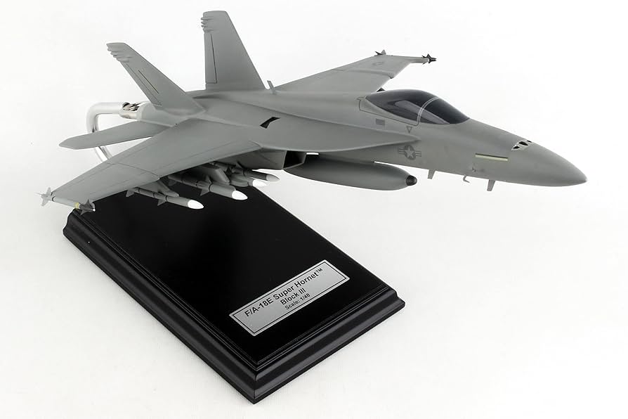 F/A-18E SUPER HORNET 1:32 スケール Amazon.com: Trumpeter 1/32 F/A18E Super Hornet Fighter Model