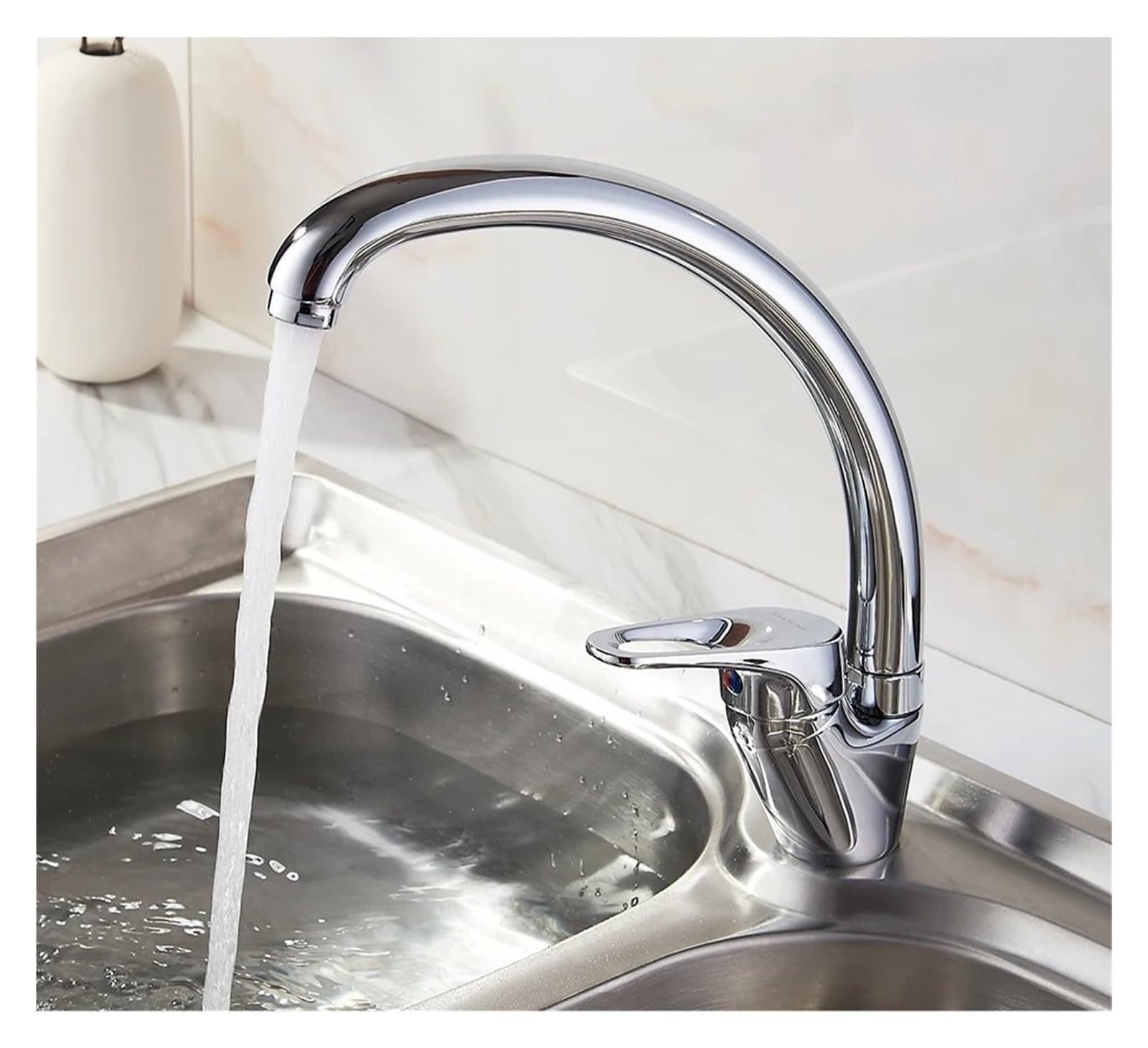 Robinet de cuisine en laiton robuste au design intemporel chic