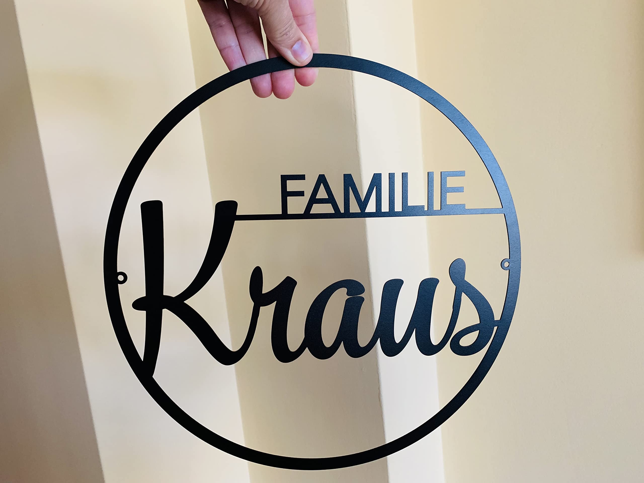 Personalisierter Türkranz aus Metall mit Familiennamen für Wand | Mit individuellem Nachnamen, Aufhängelöchern sowie mehreren Größen und Farben für den Innen- und Außenbereich (Design 1)