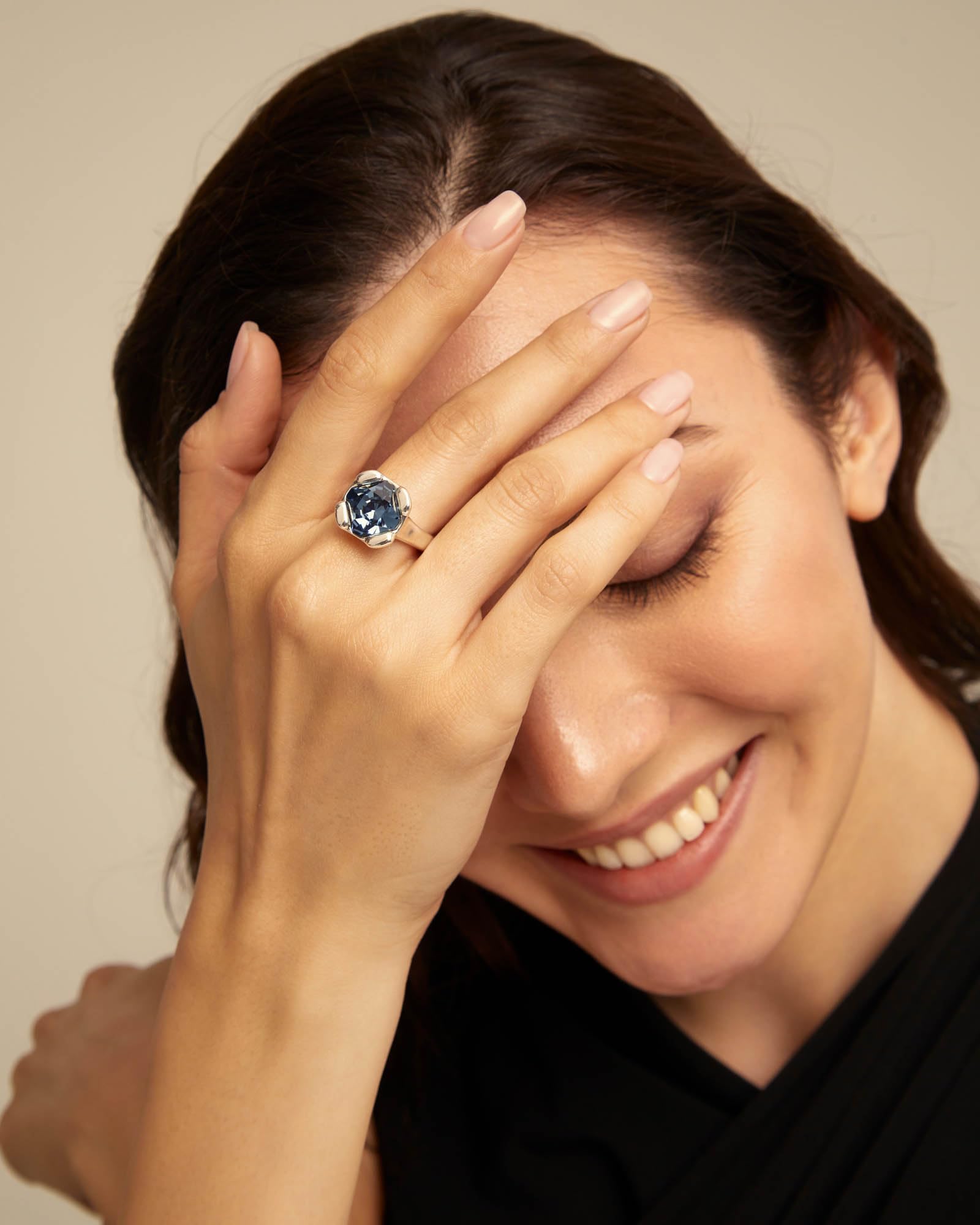 UNO DE 50 ANILLO DE ALEACIÓN DE METALES BAÑADOS EN PLATA DE LEY CON CRISTAL FACETADO AZUL MEDIANO- Min. Perímetro: 52 Diámetro: 16,5