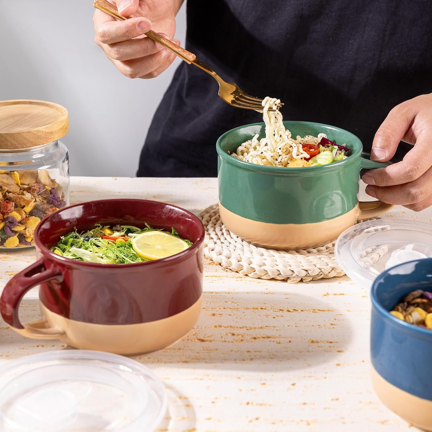 GBhome Set di 2 tazze da zuppa in ceramica, 700 ml, con manici e coperchio, fondo in terracotta e cucchiai per zuppa/cereali, insalata/pasta/ramen, adatti al microonde e alla lavastoviglie