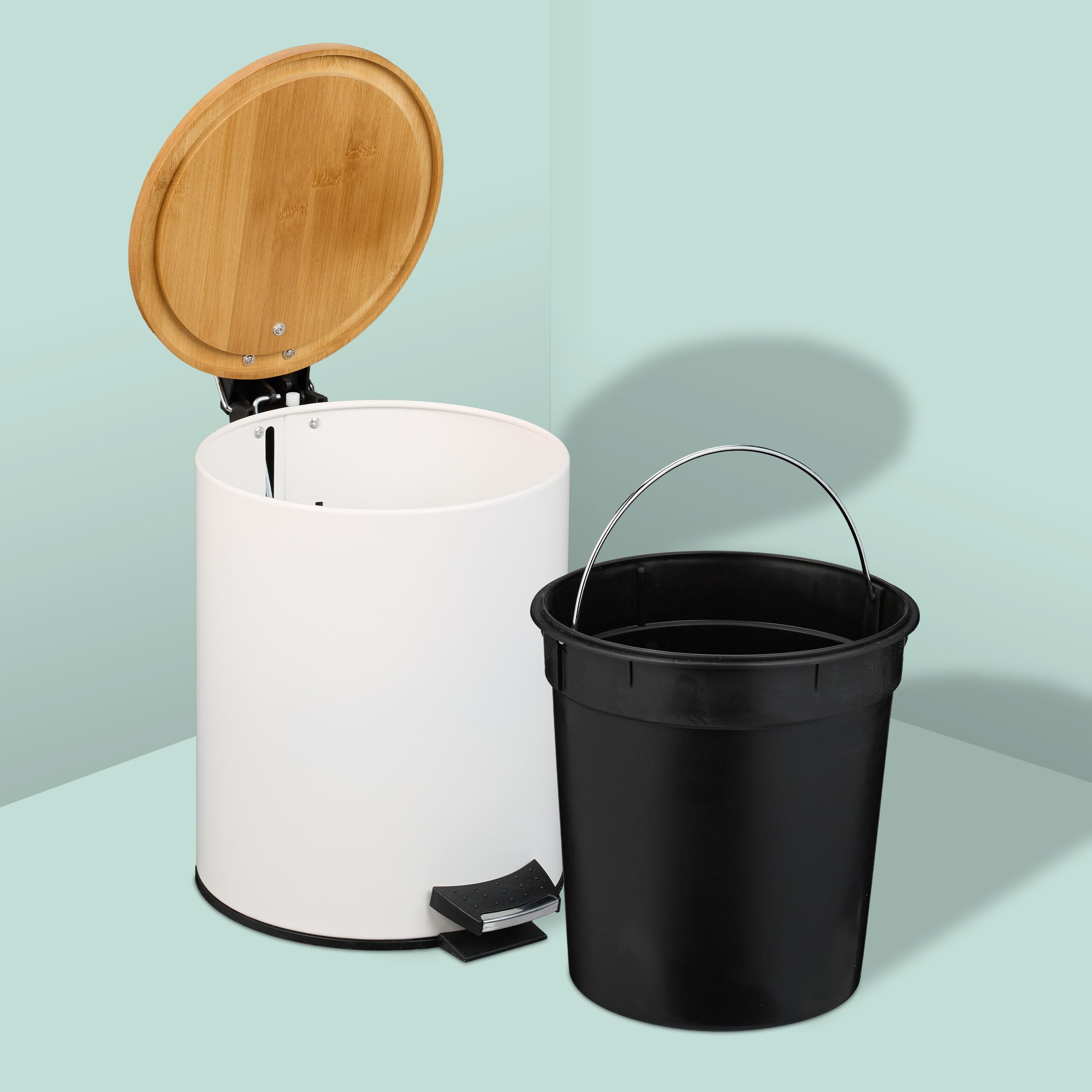 Relaxdays Pattumiera Bagno a Pedale 5 L, Cestino Interno Estraibile, Silenzioso, con Sacchetti, Ferro e bambù, Bianco