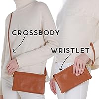 Vista 4 de Humble Chic bolsa pequeña de piel vegana, para usar cruzada o cartera con ajuste de pulsera, incluye hombro ajustable y correa para muñeca.