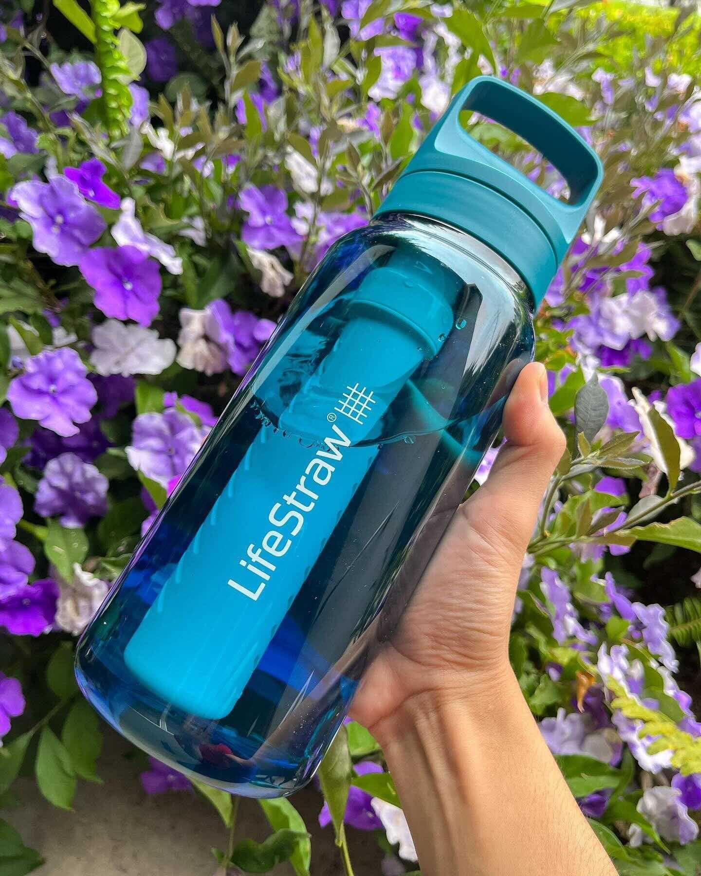 LifeStraw Go Series – Gourde filtrante sans BPA 1l pour les voyages et l’usage quotidien. Élimine les bactéries, les parasites et les microplastiques. Améliore le Goût, Nordic Noir (noir)