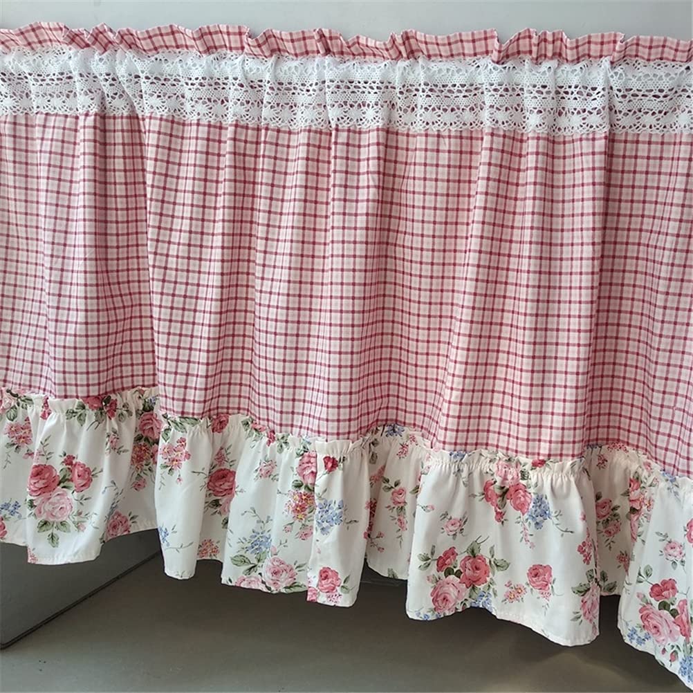 Cortinas cortas florales para una cocina acogedora estilo café rústico