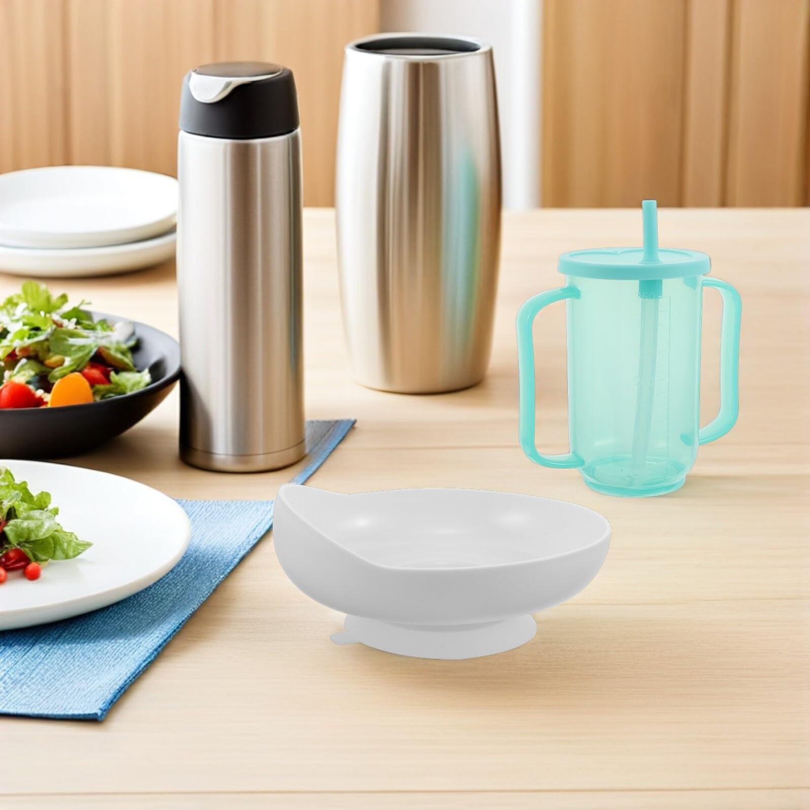 Auslaufsicheres Seniorentrinkset mit Saugbasis Erwachsener Trinkbecher mit Strohhalm und Rutschfester Anti-Umkipf-Platte für Senioren Pflege und Eingeschränkte