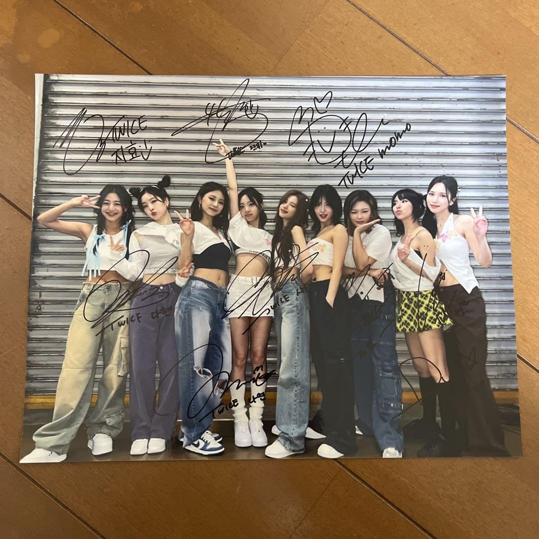 Amazon.co.jp: twice メンバー全員 大判サイズ サイン入り 写真 : おもちゃ