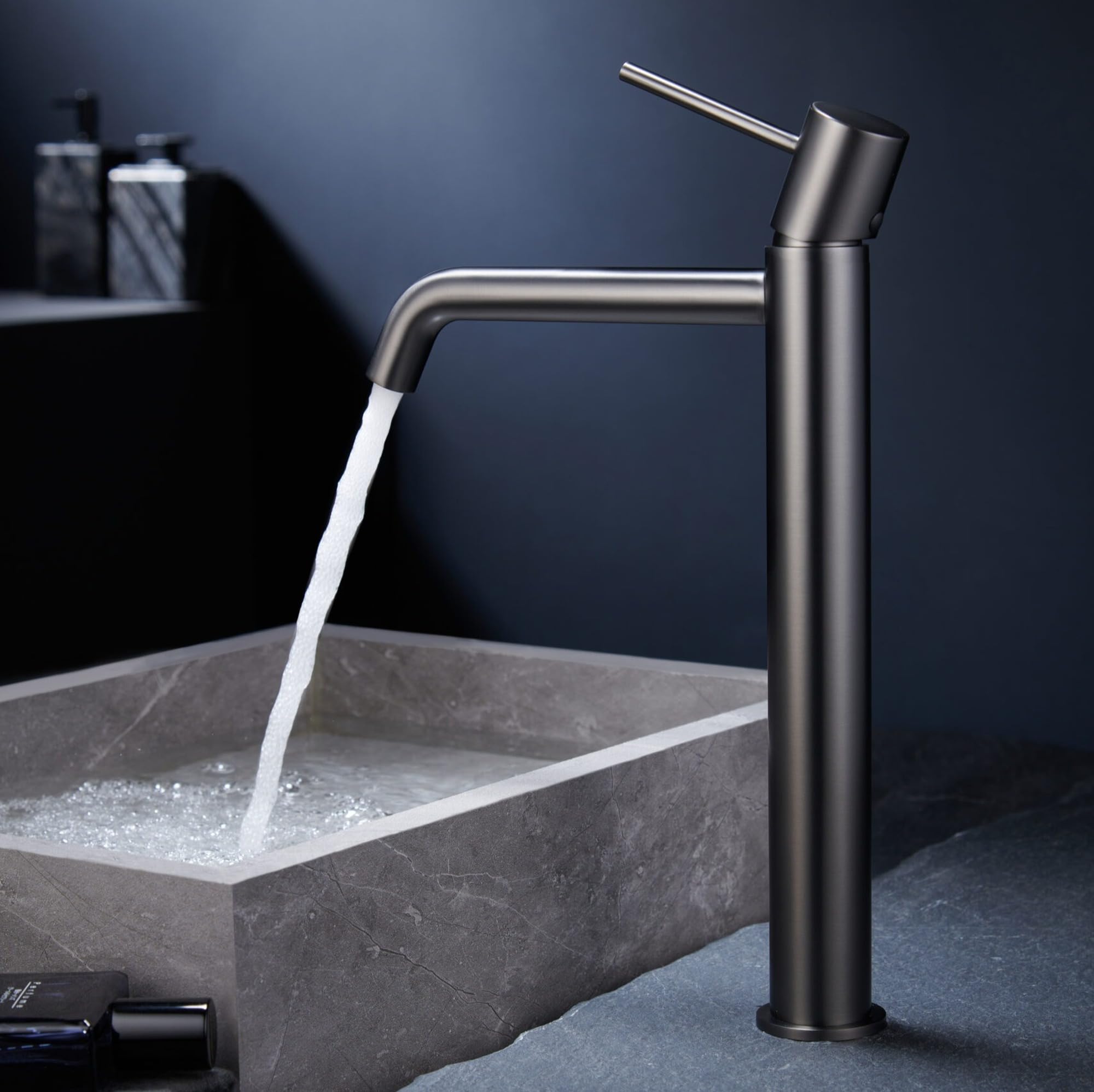 IMEX - Robinet Lavabo Noir Bec Haut | Robinet Salle de Bain Mitigeur Eau Froide et Chaude | Robinetterie Monocommande Effet Cascade avec Bec en Laiton et Économie D'Eau | Série Monza