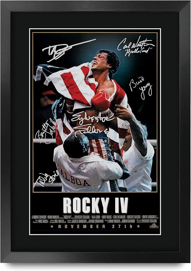 Cinéma de Cannon : 5 films terribles qui prouvent que le mauvais peut être génial 6 71mFvScZ43L. AC SY879 HWC Trading Rocky IV The Cast Rocky 4 Sylvester Stallone Dolph Lundgren Carl Weathers 16 x 12 Framed Gifts Printed Poster Signed Autograph Picture for Movie Fans - 16 x 12 Inches Framed