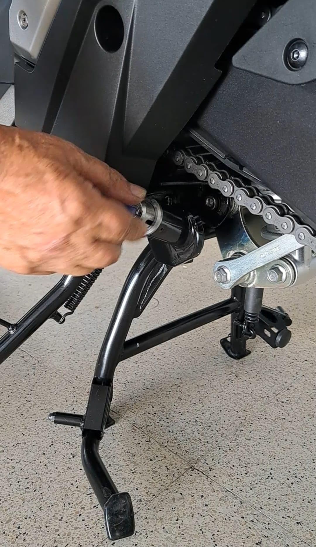 BLOCK BRAKE - ANTIFURTO MECCANICO BLOCCA CAVALLETTO CENTRALE PER MOTO HONDA FORZA 750 IN ACCIAIO INOX CON CHIAVE CODIFICATA