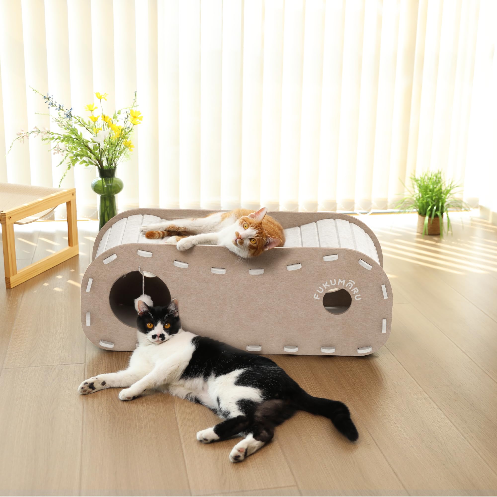 FUKUMARU Lit pour Chat d'intérieur, Grotte Extra Large pour Chat 80 cm Maison Confortable avec Boule Moelleuse à Suspendre, Lit cachette en Feutre résistant aux Rayures, Tunnel félin, Beige