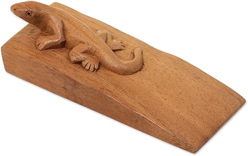 Miniatura 4 de NOVICA Tope de puerta de lagarto de madera de Suar tallado a mano marrón, 'Handy Gecko In Brown'