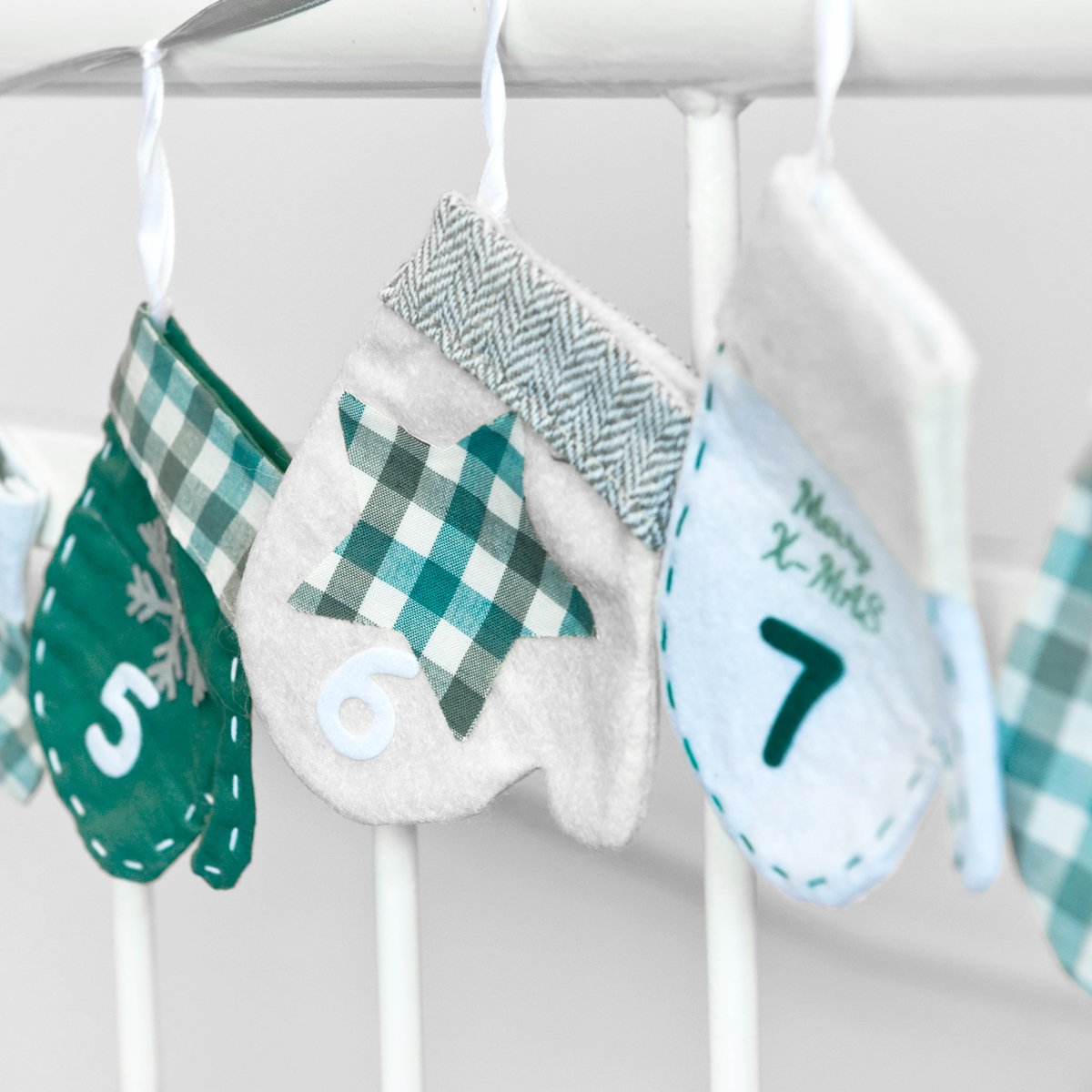 in due Adventskalender zum Befüllen 'Handschuhe' Petrol, Mint, grau und weiß L260cm 24 Säckchen mit Aufhängung