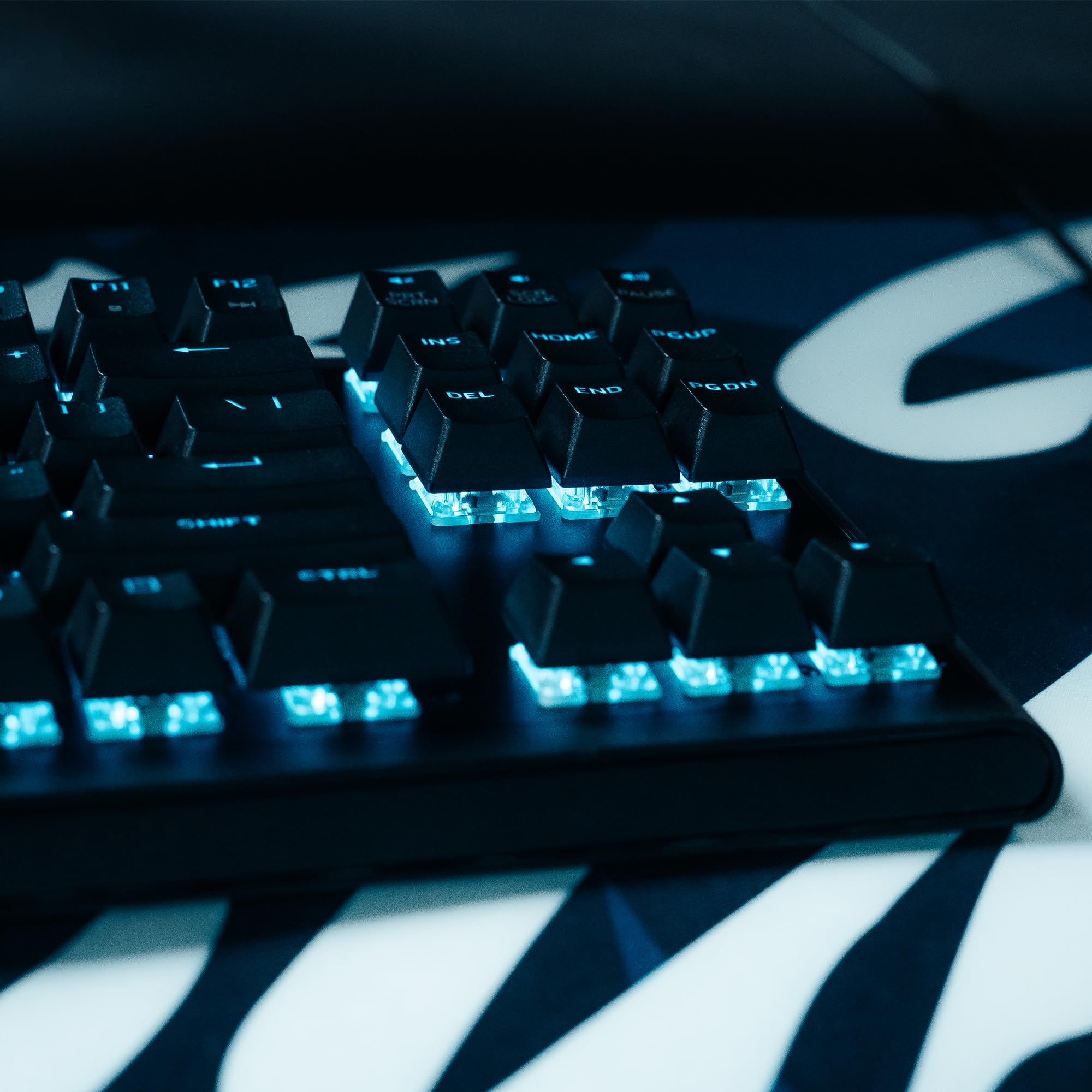 Alienware AW420K Clavier Gaming Filaire QWERTY, format compact sans pavé numérique, Cherry MX Red, touches PBT durables, rétroéclairage AlienFX RVB, USB détachable, Dark Side of the Moon
